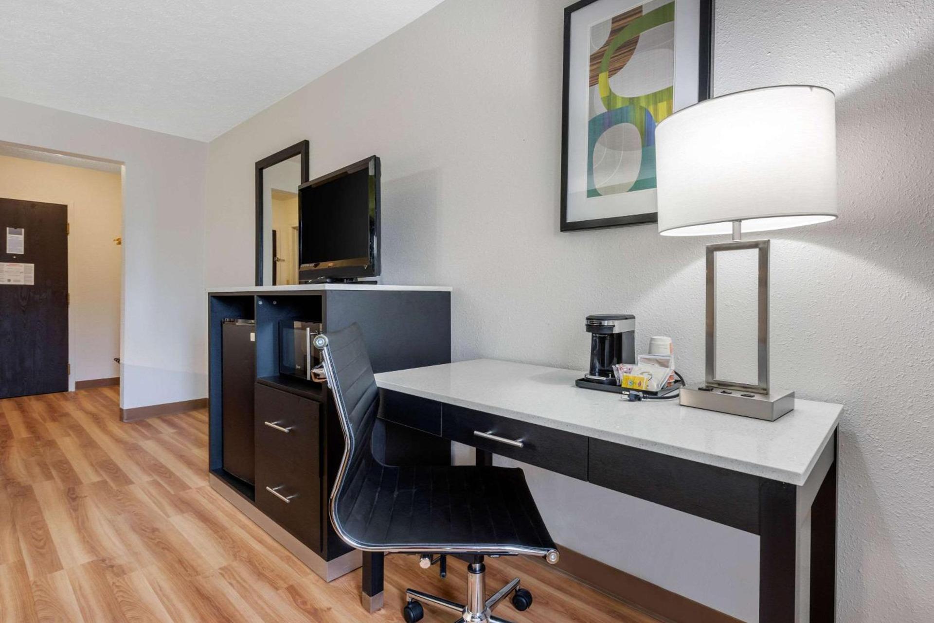 Quality Inn Coraopolis - Pittsburgh Airport photo 17