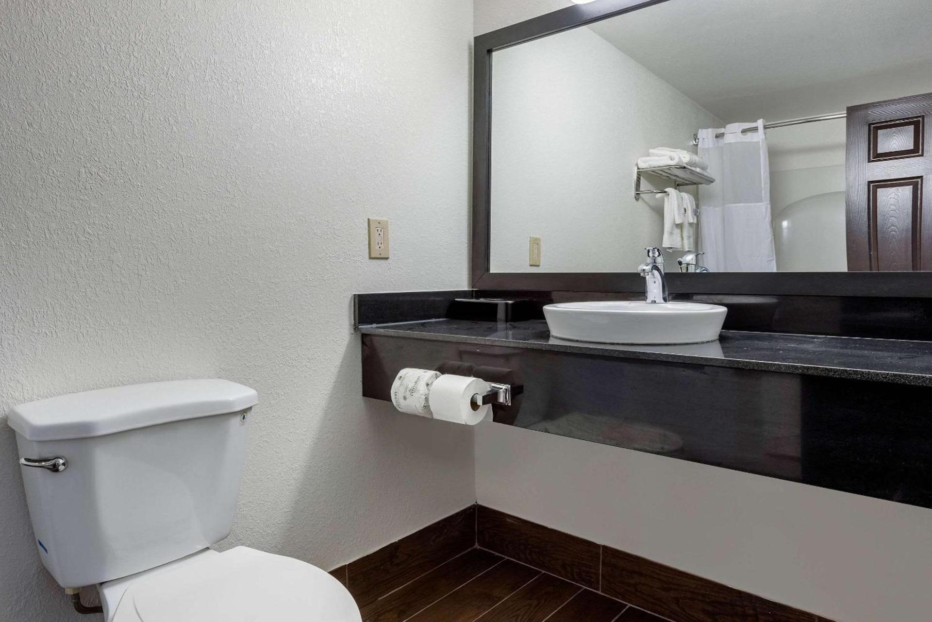 Quality Inn Coraopolis - Pittsburgh Airport photo 18