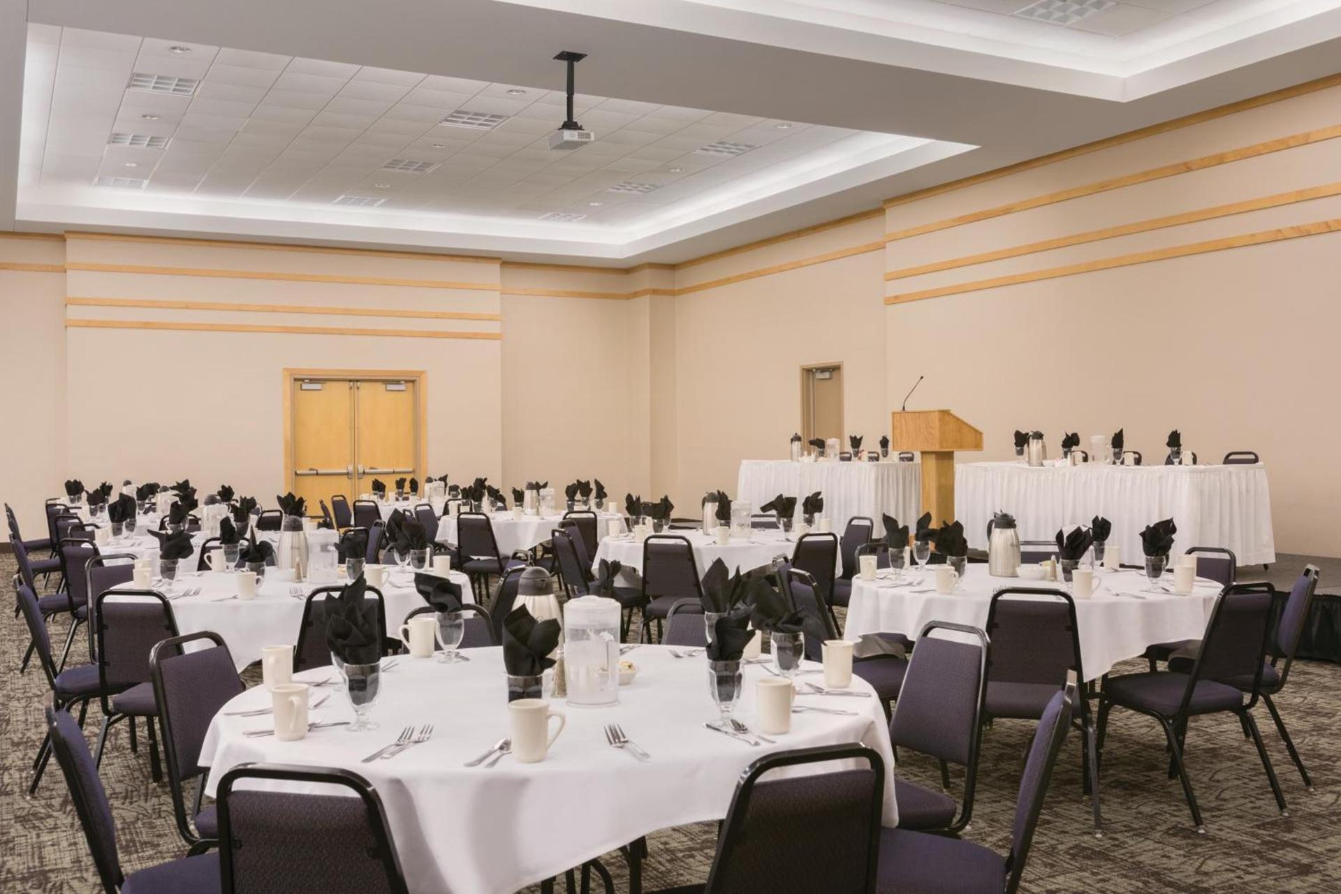 Country Inn & Suites by Radisson, Fergus Falls, MN photo 48