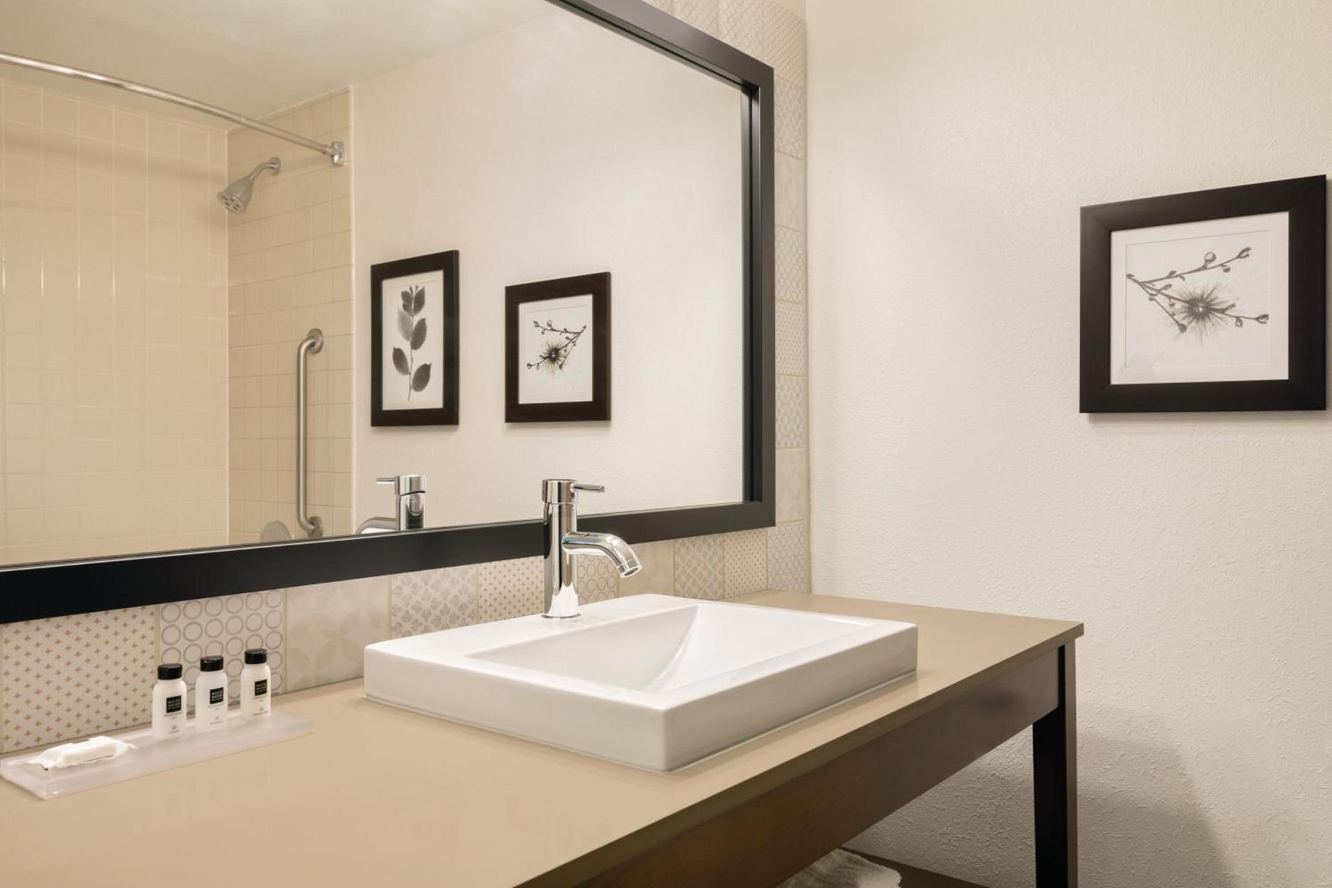 Country Inn & Suites by Radisson, Fergus Falls, MN photo 33