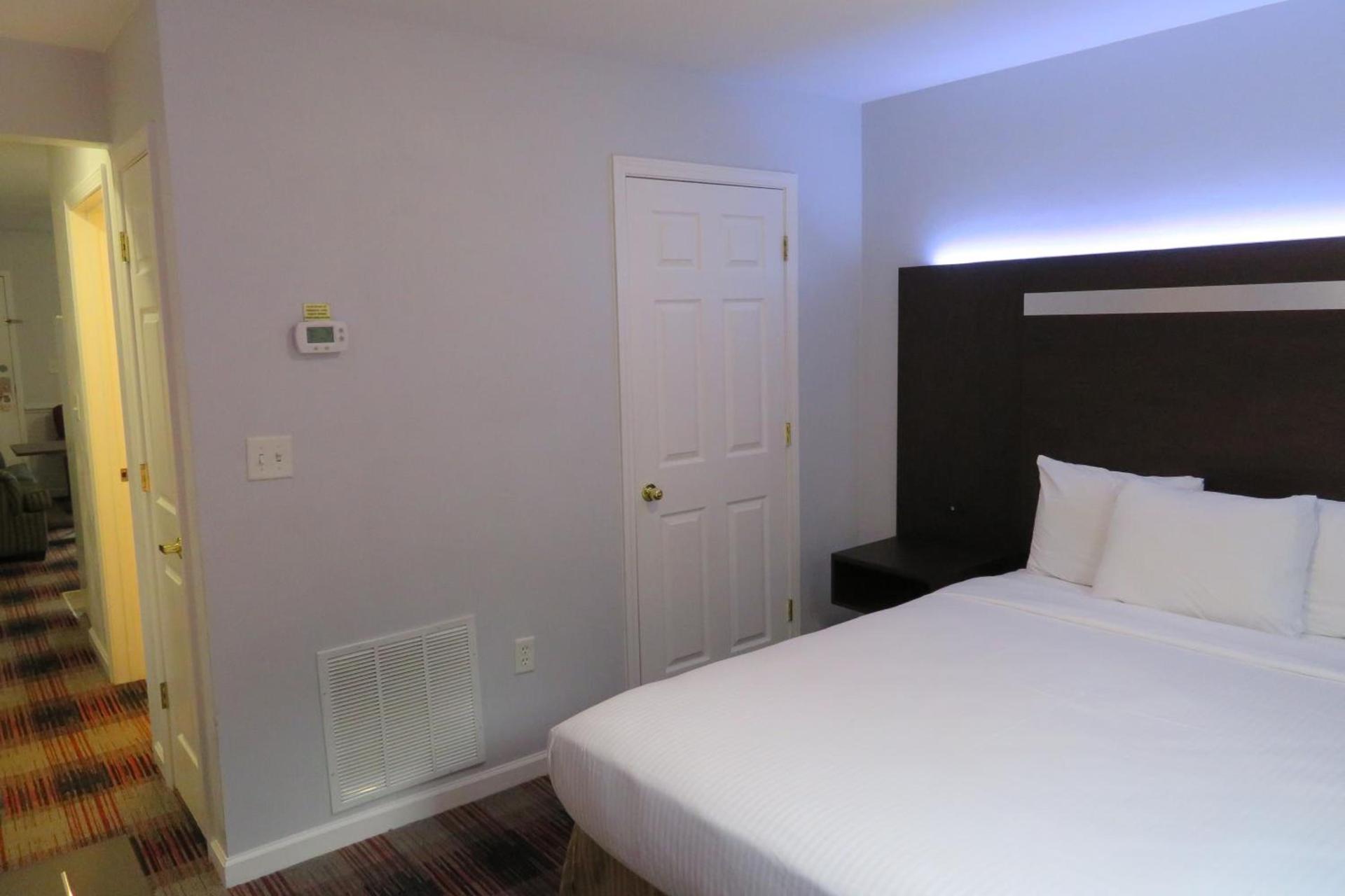 Luxbury Inn & Suites photo 20