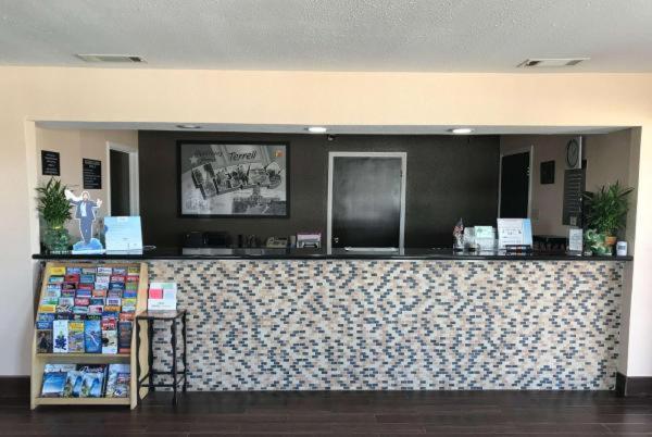 Super 8 by Wyndham Terrell photo 11