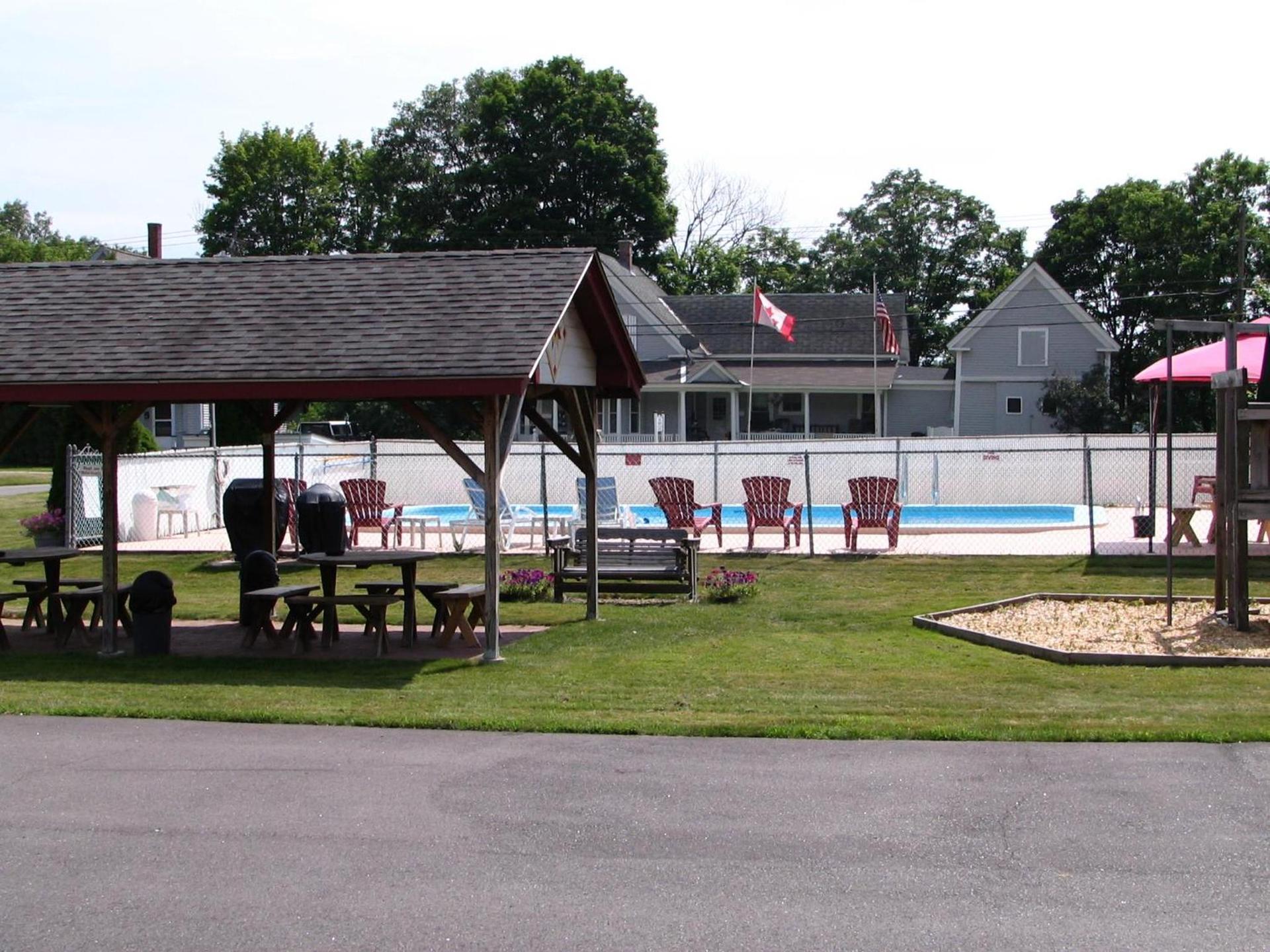 Maple Leaf Motel photo 26