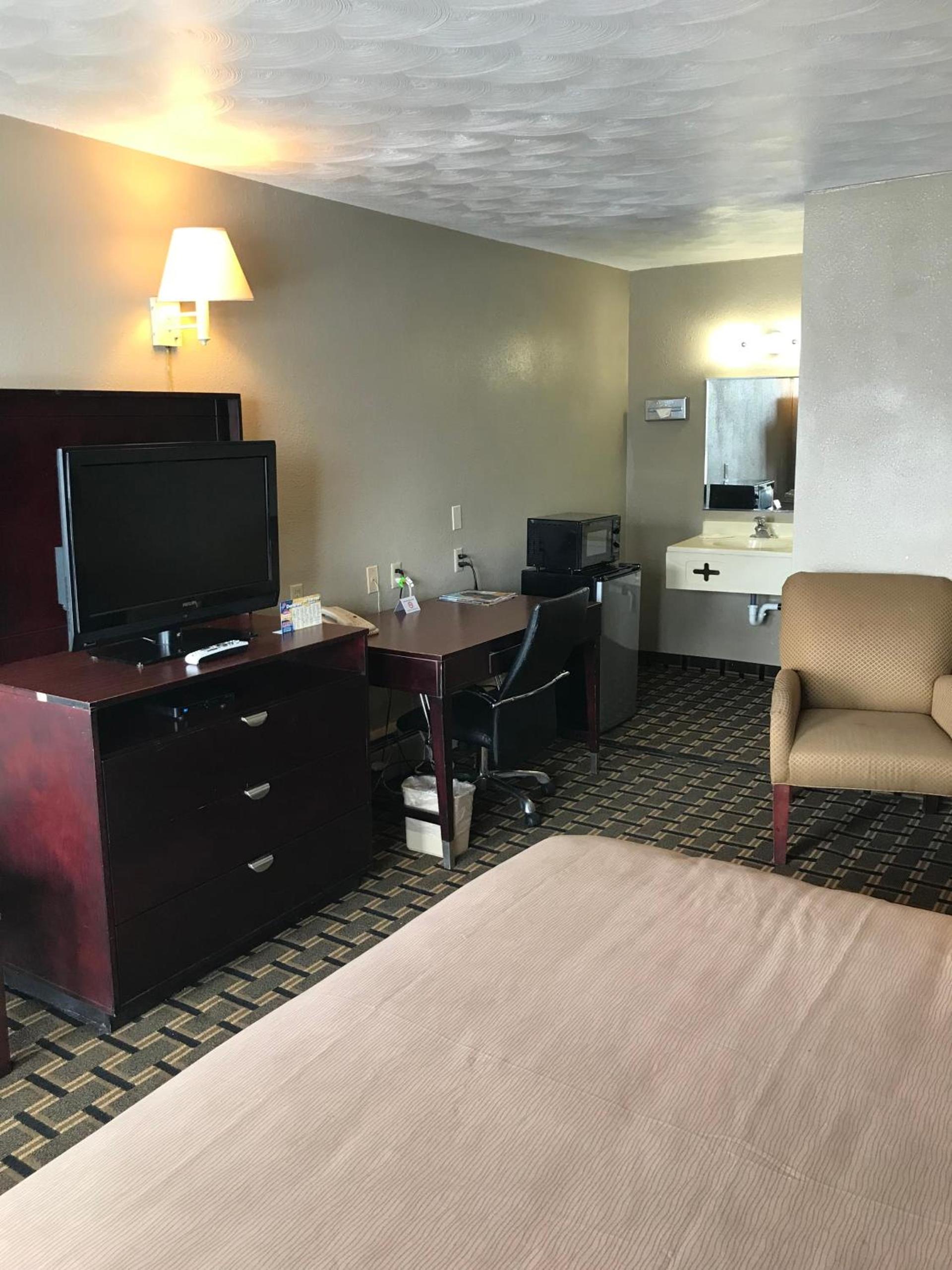 Travelodge by Wyndham Evanston photo 8
