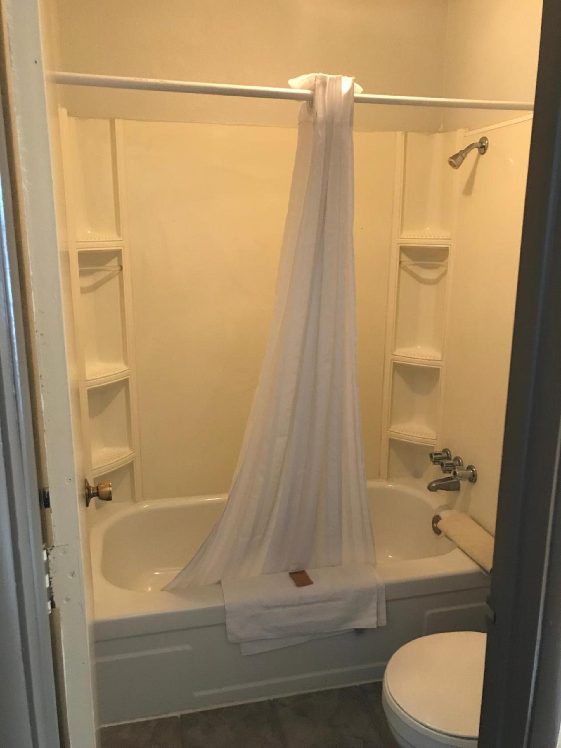 Travelodge by Wyndham Evanston photo 13