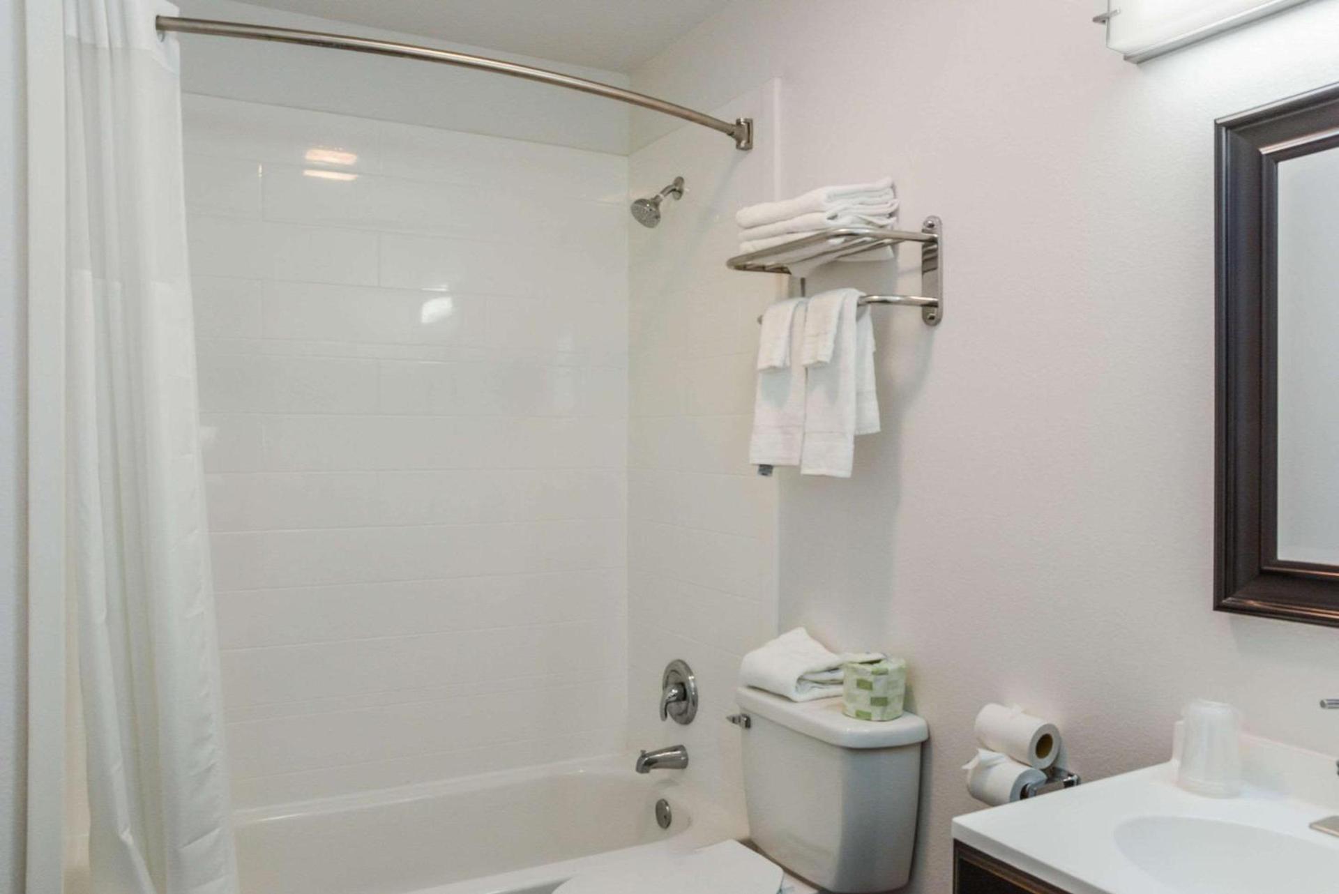 Rodeway Inn Milford photo 16