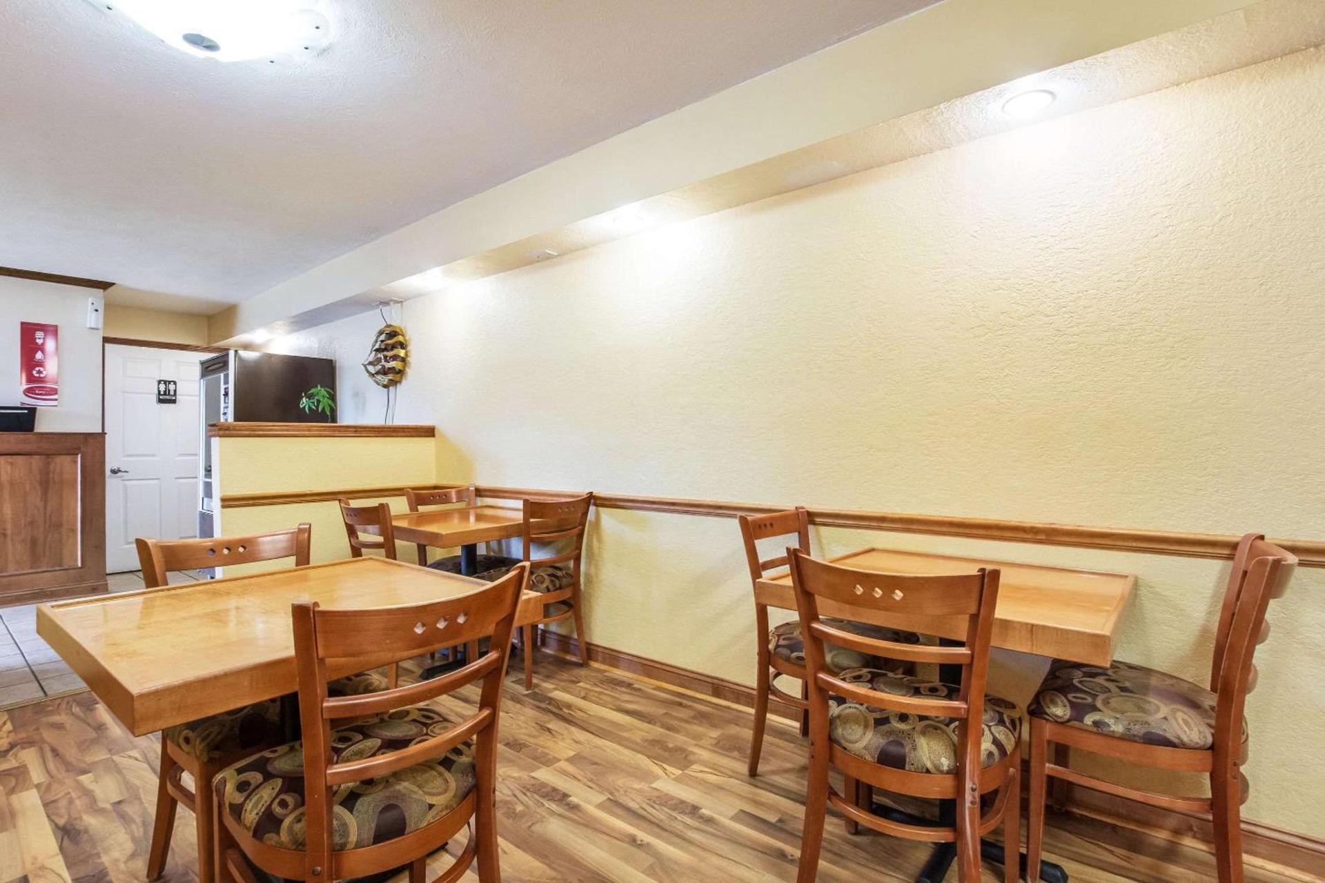 Econo Lodge Cloverdale photo 28