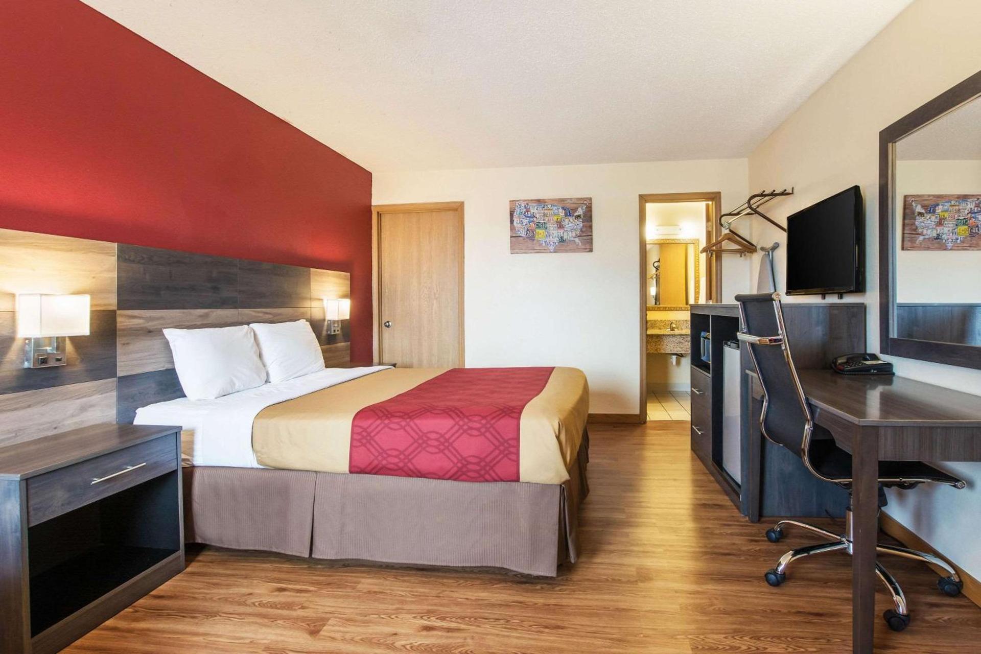 Econo Lodge Cloverdale photo 11