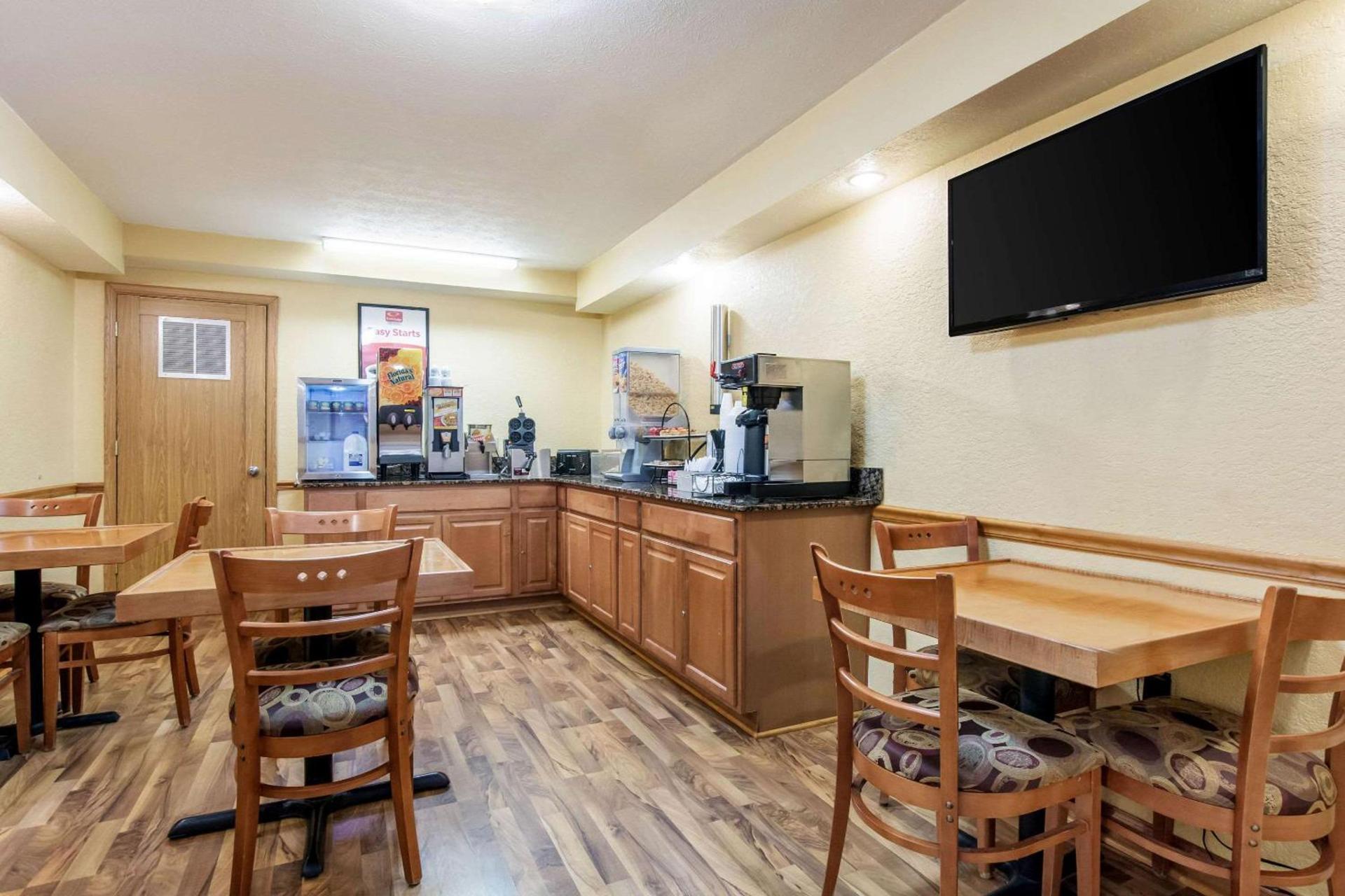 Econo Lodge Cloverdale photo 25