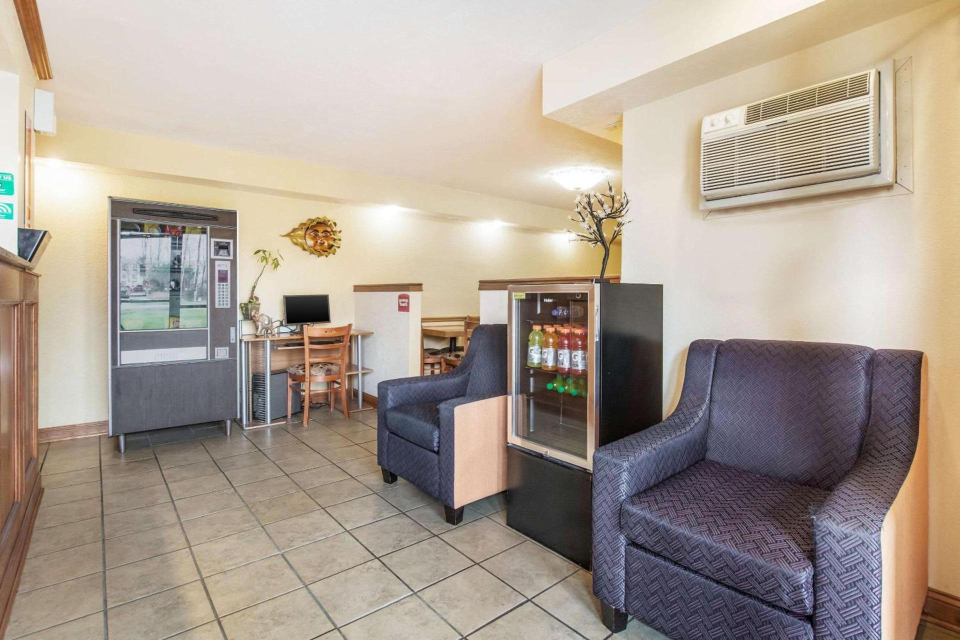 Econo Lodge Cloverdale photo 7