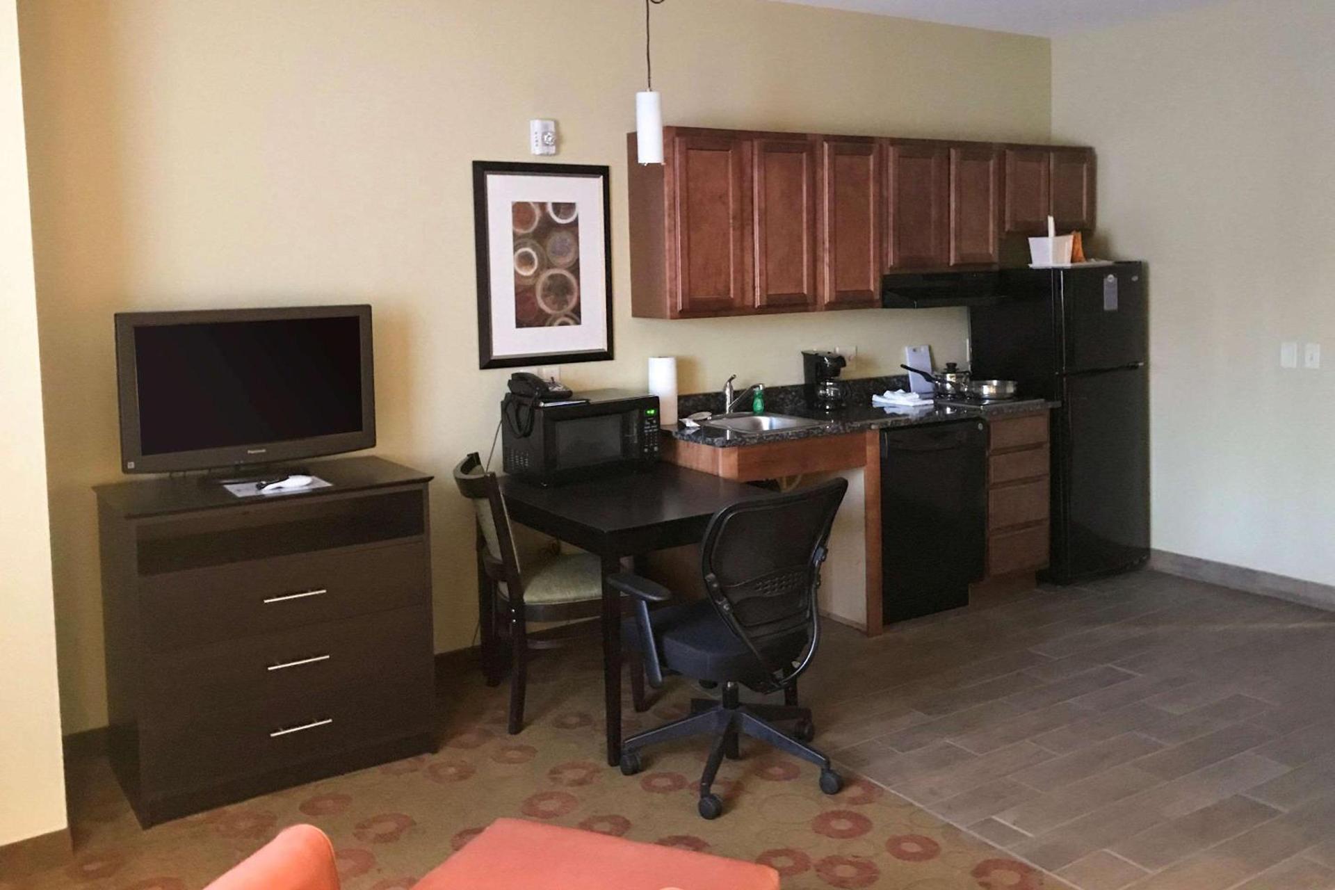 Suburban Studios Cedar Falls photo 23