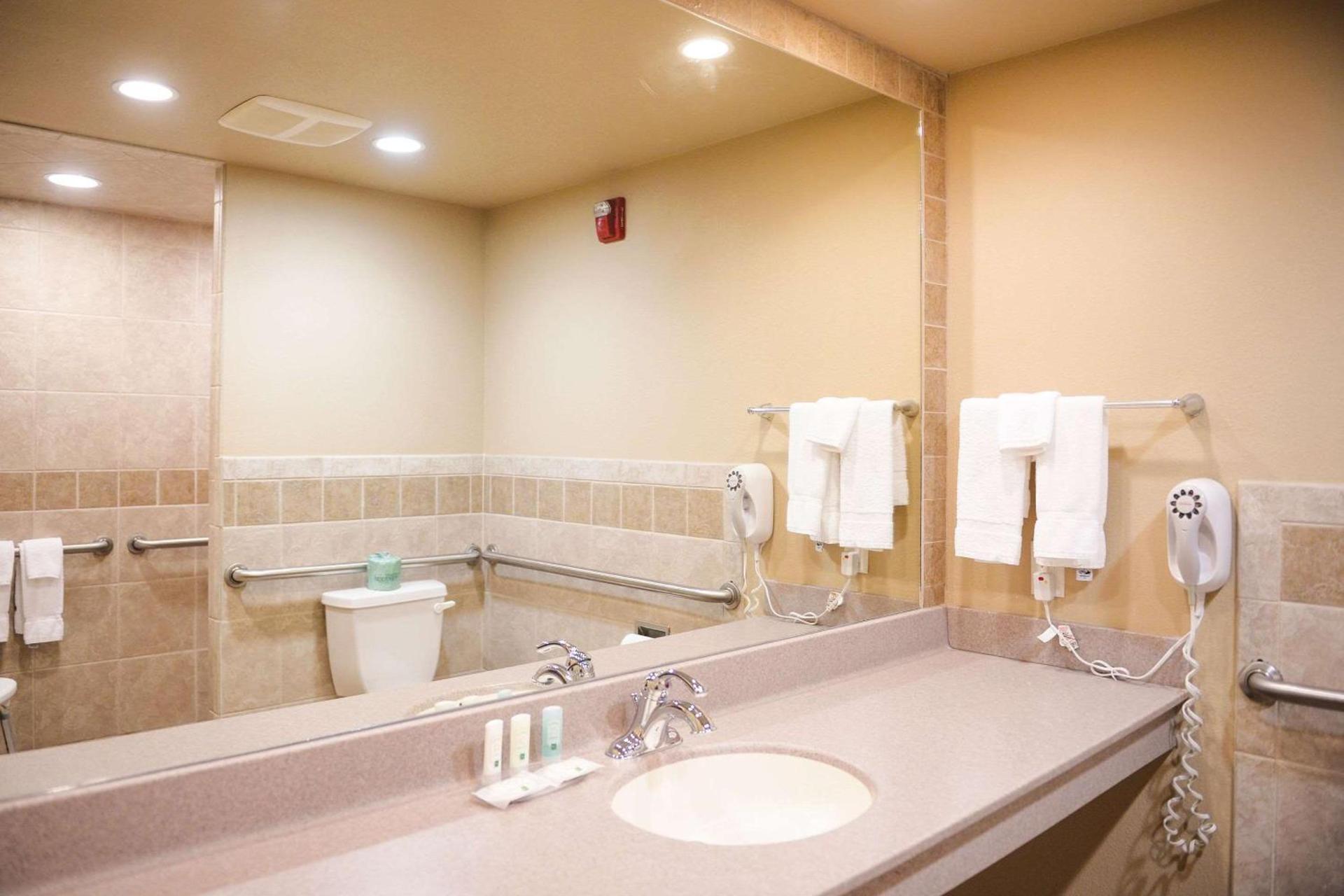 Quality Inn & Suites Ames Conference Center Near ISU Campus photo 14