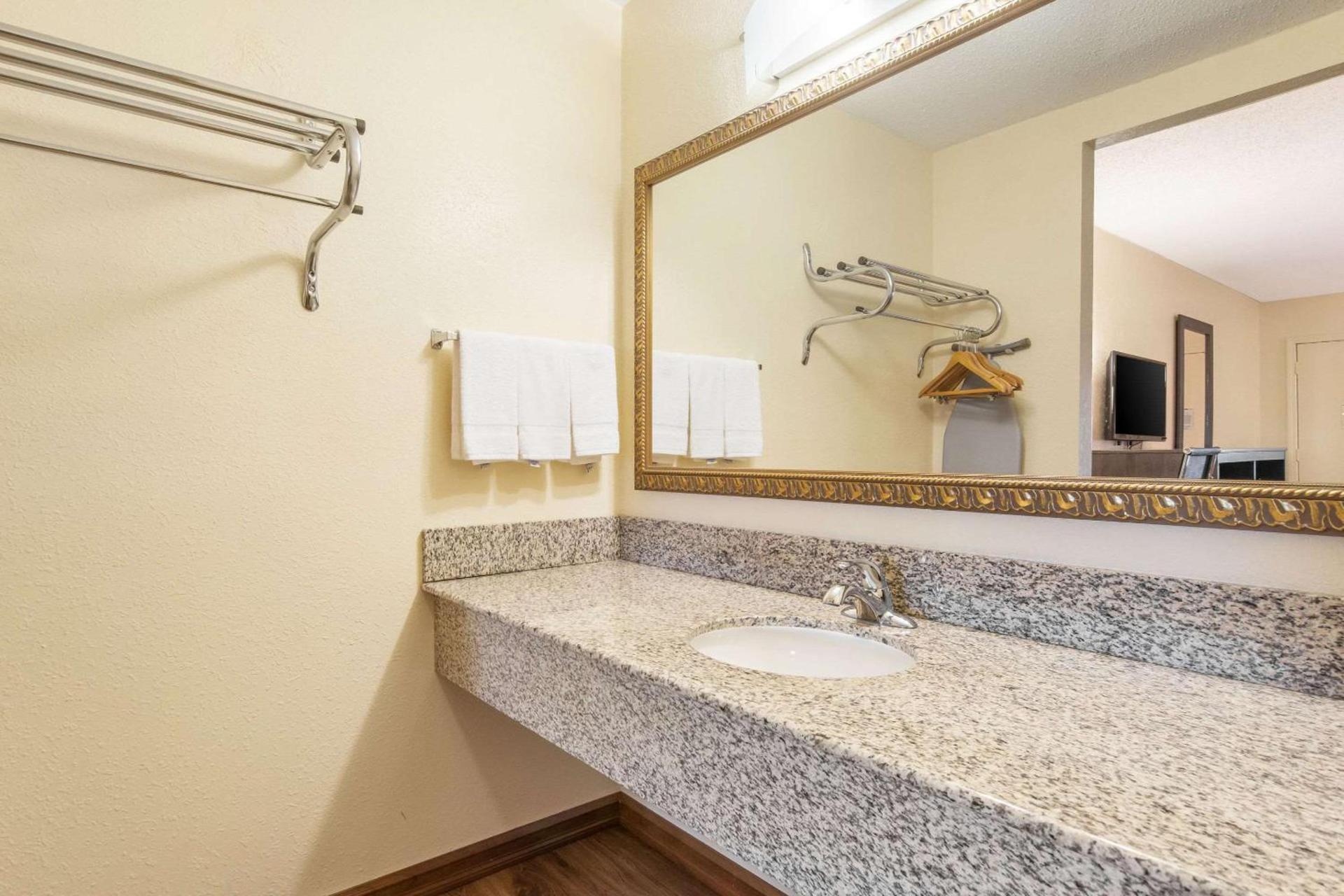 Econo Lodge Cloverdale photo 23