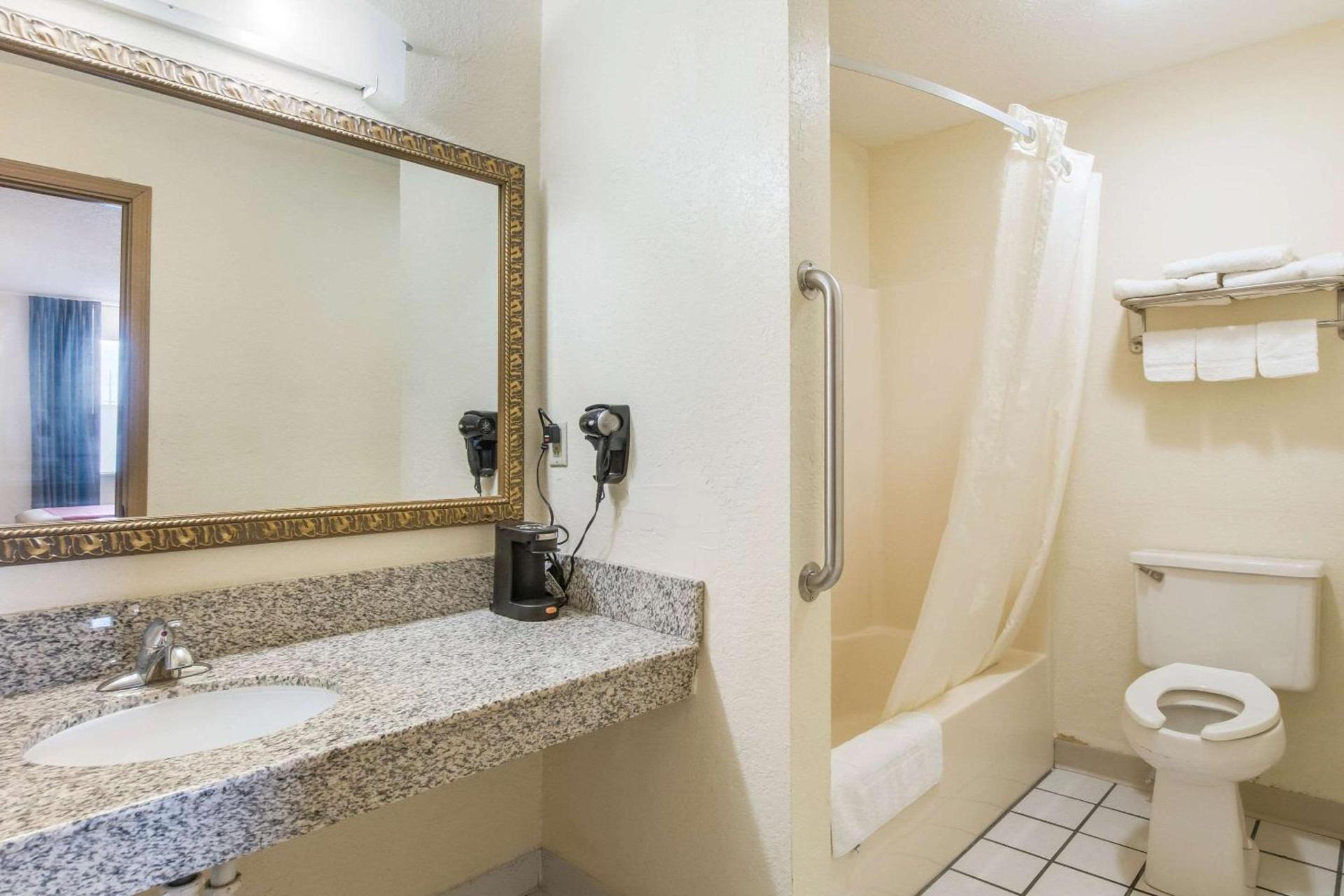 Econo Lodge Cloverdale photo 22