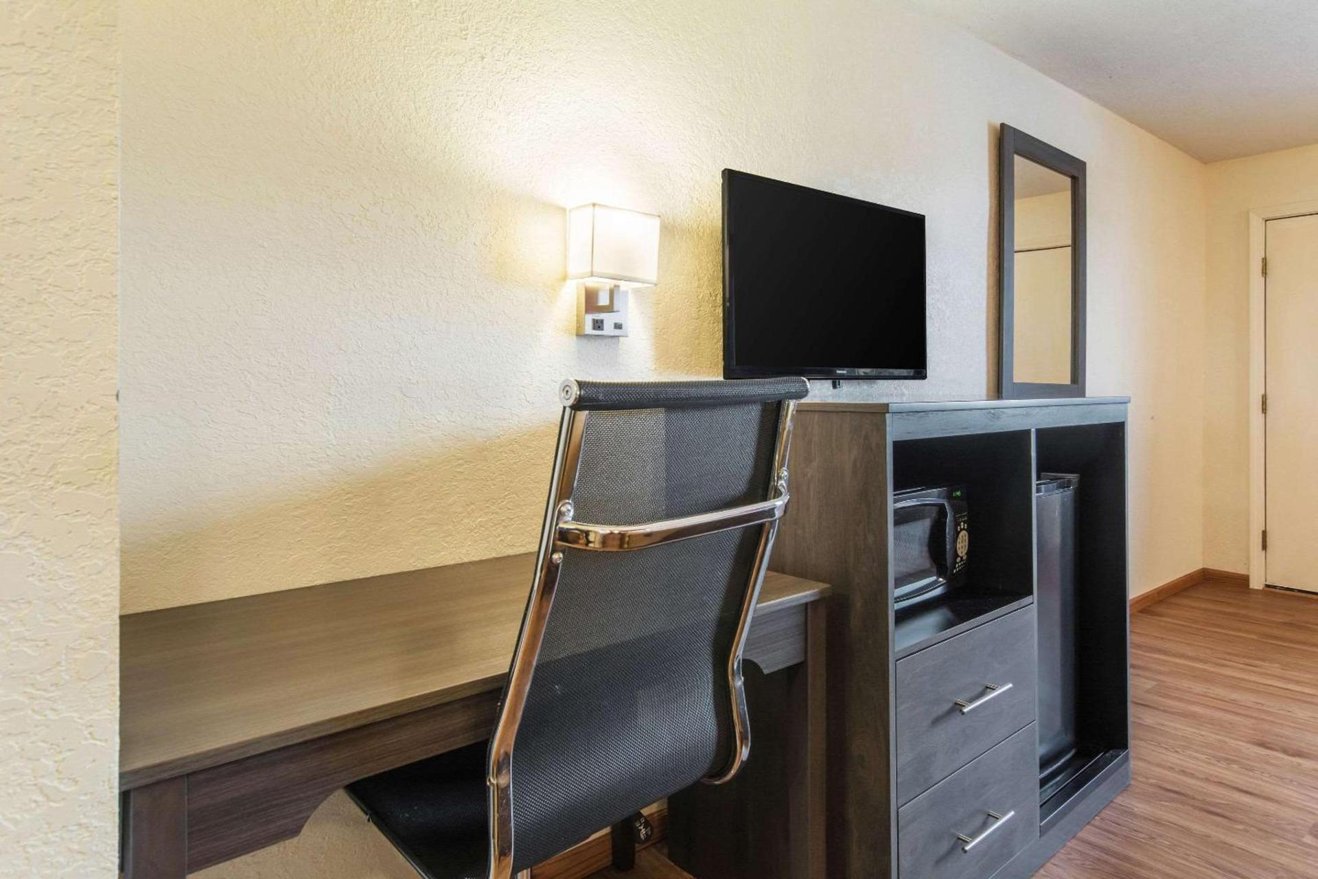 Econo Lodge Cloverdale photo 9