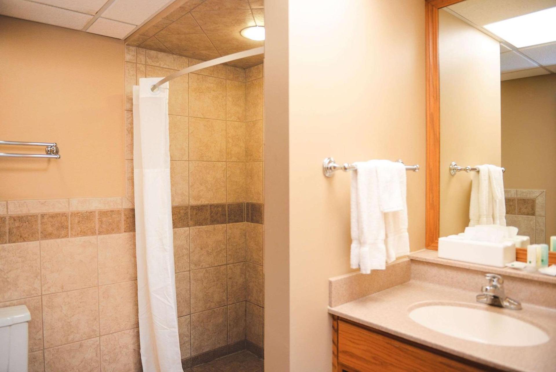 Quality Inn & Suites Ames Conference Center Near ISU Campus photo 8