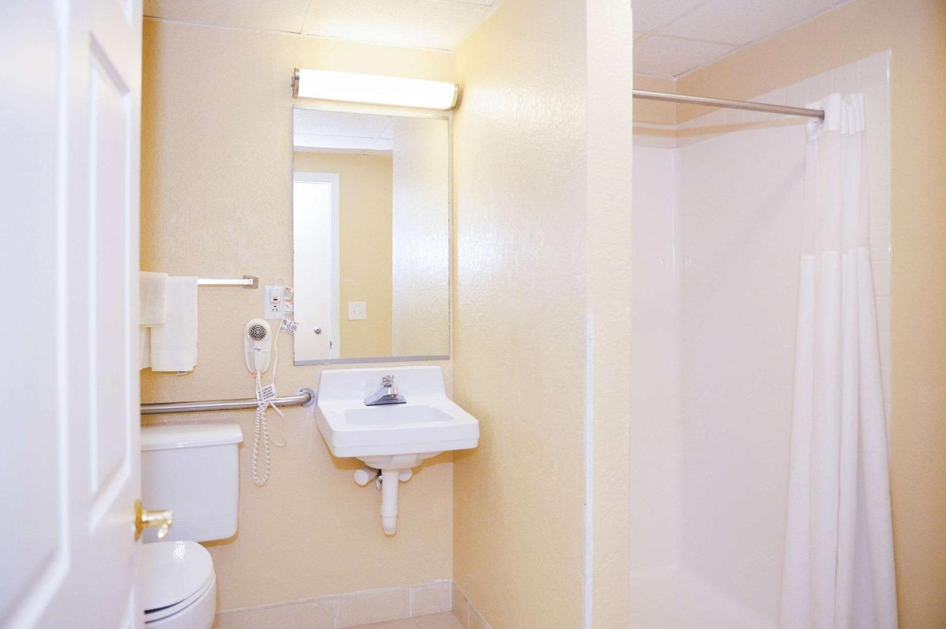Quality Inn & Suites Ames Conference Center Near ISU Campus photo 6