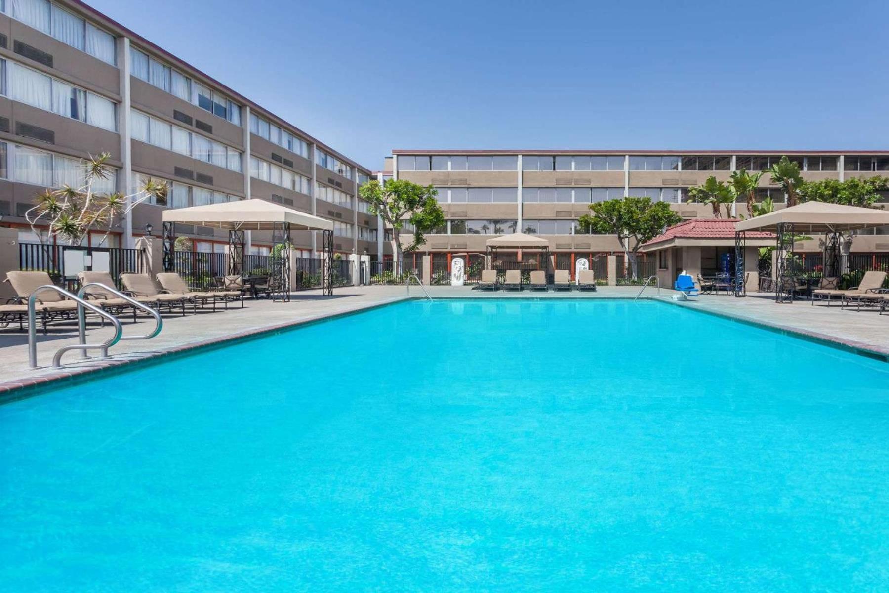 Howard Johnson by Wyndham Fullerton/Anaheim Conference Cntr photo 10