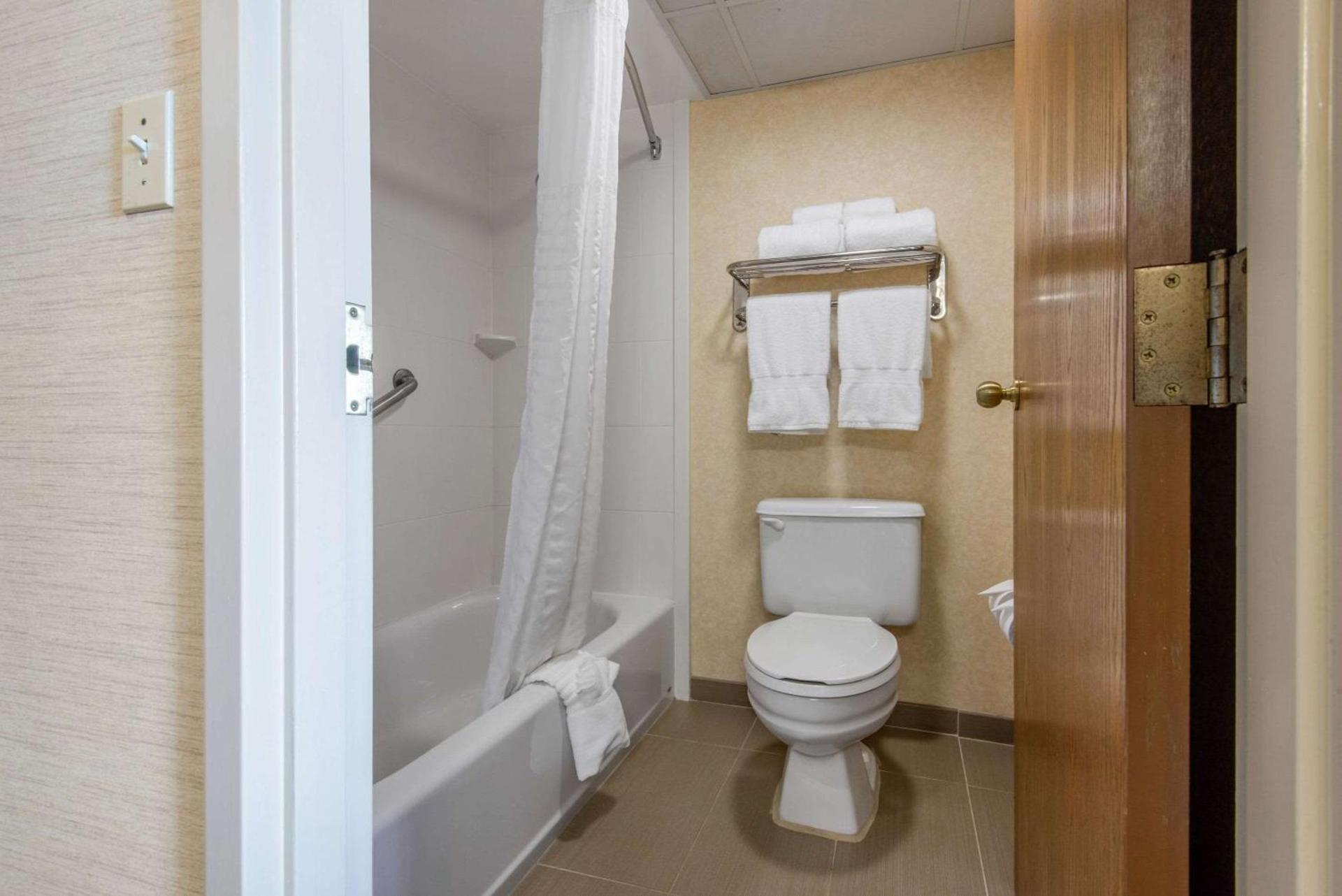 Quality Inn & Suites Mansfield photo 21