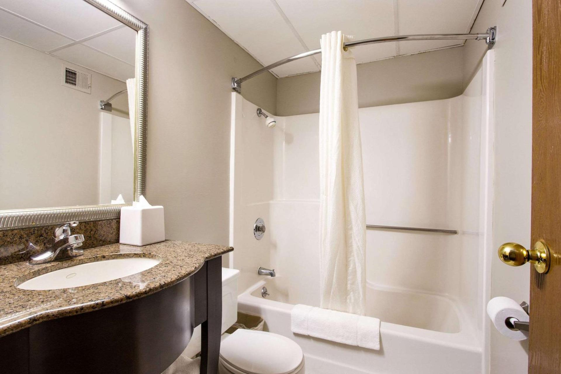 Red Lion Inn & Suites Olathe Kansas City photo 5