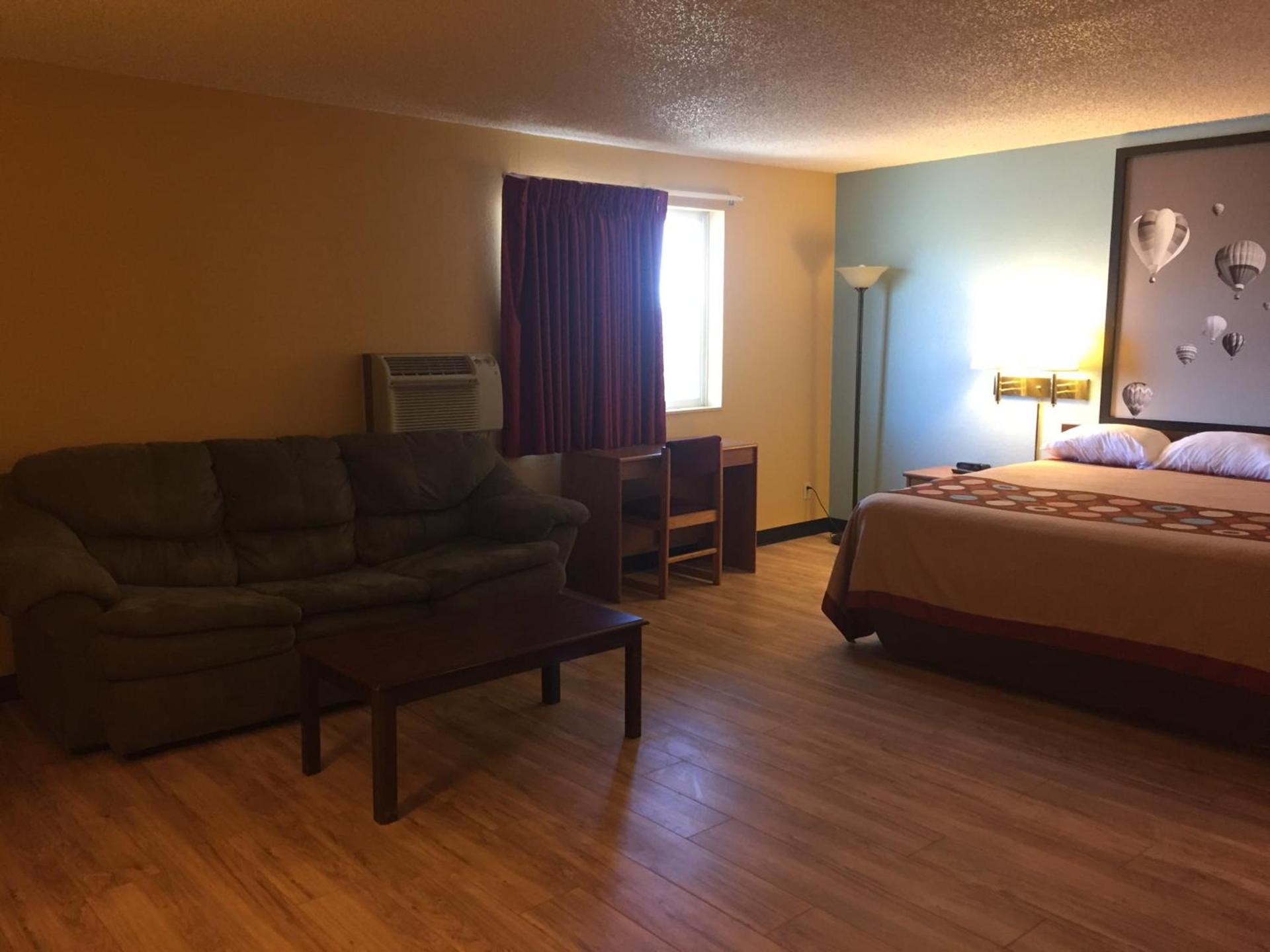 Super 8 by Wyndham Raton photo 13