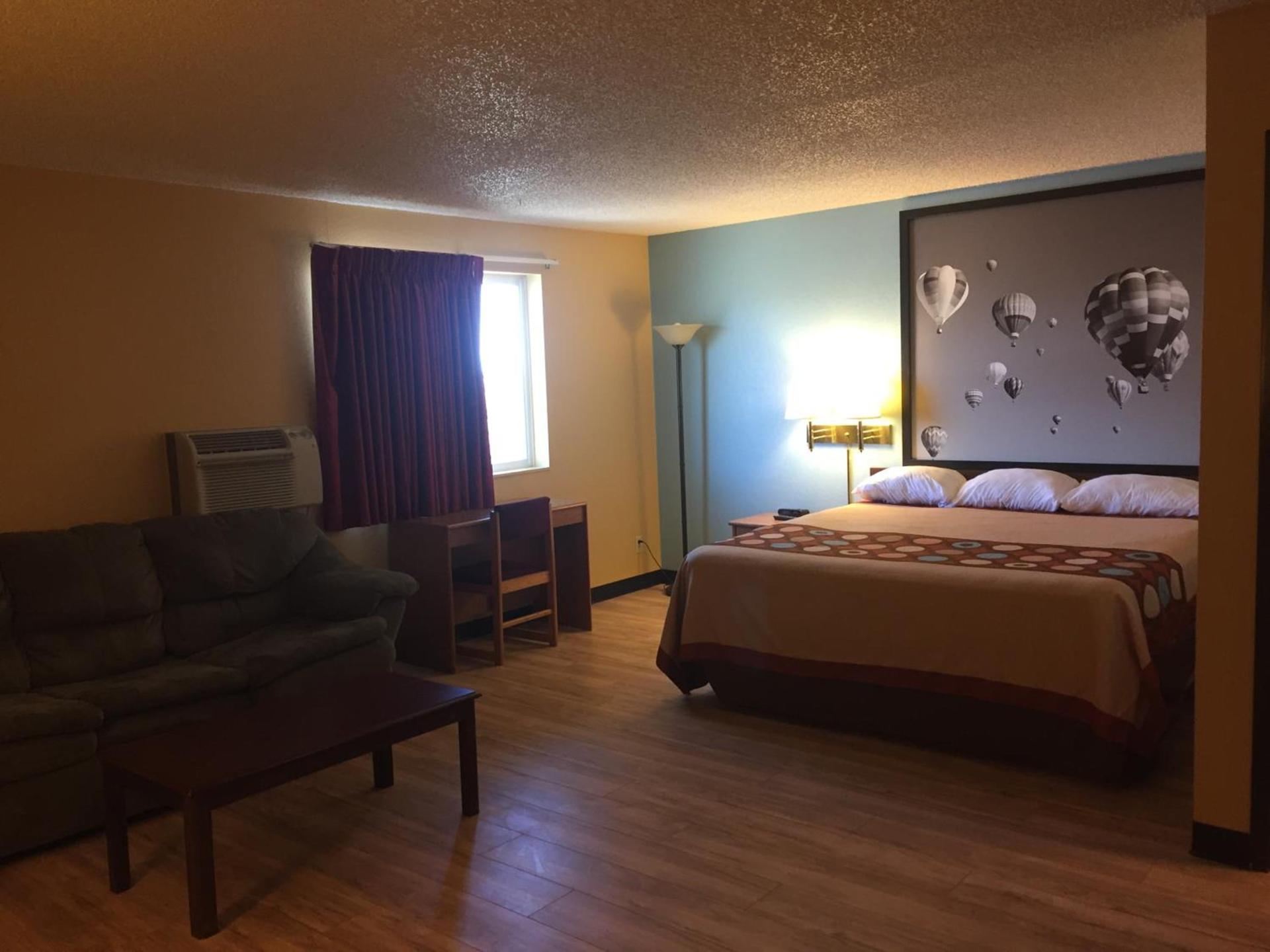 Super 8 by Wyndham Raton photo 11