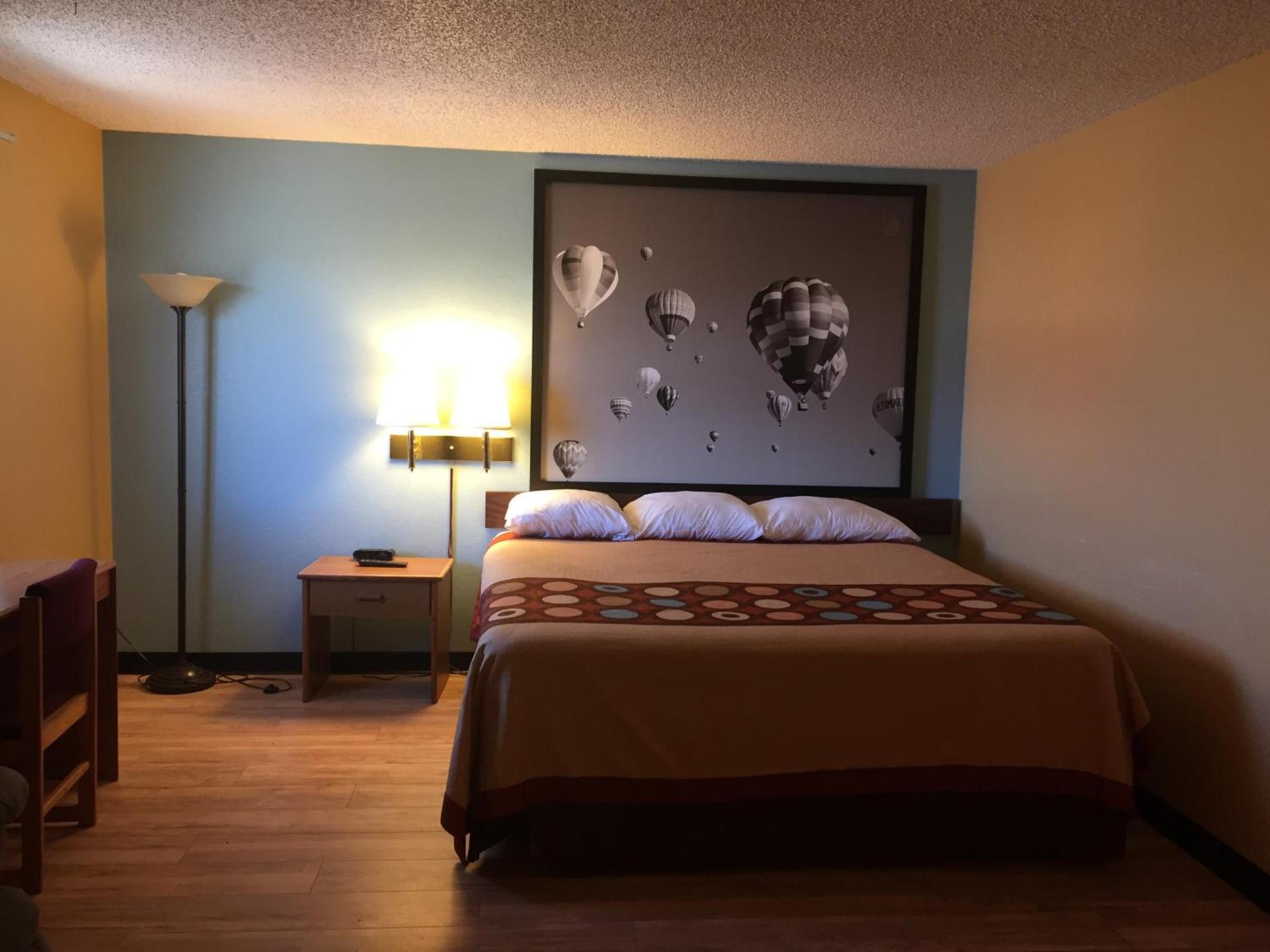Super 8 by Wyndham Raton photo 12