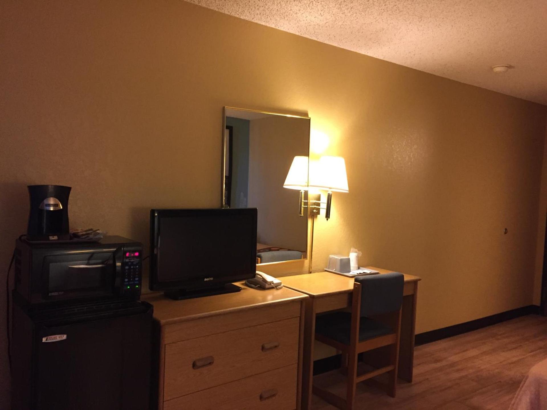 Super 8 by Wyndham Raton photo 10