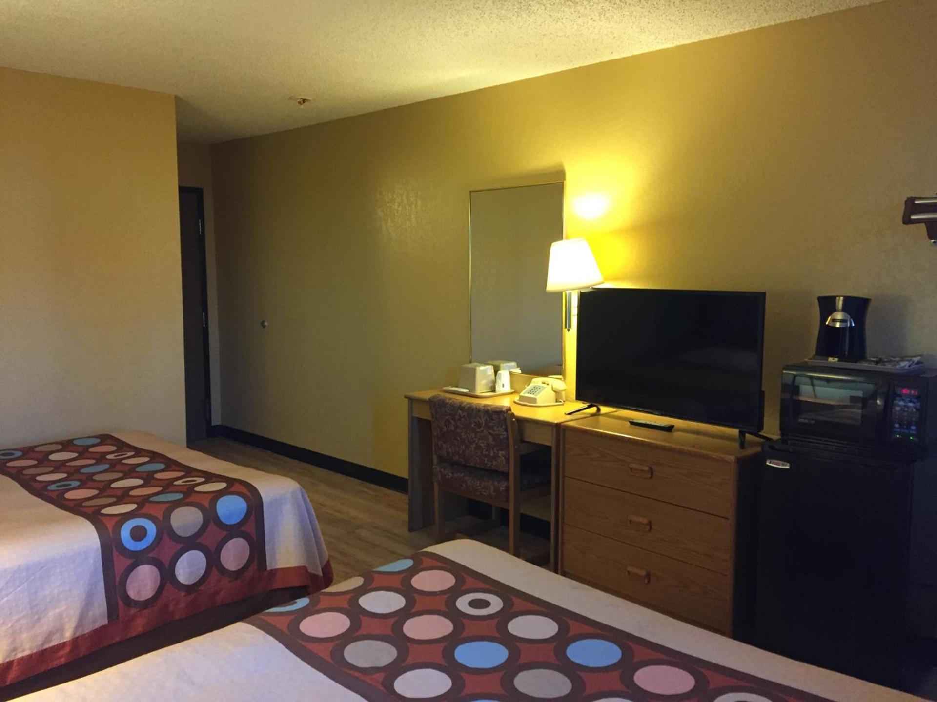 Super 8 by Wyndham Raton photo 9