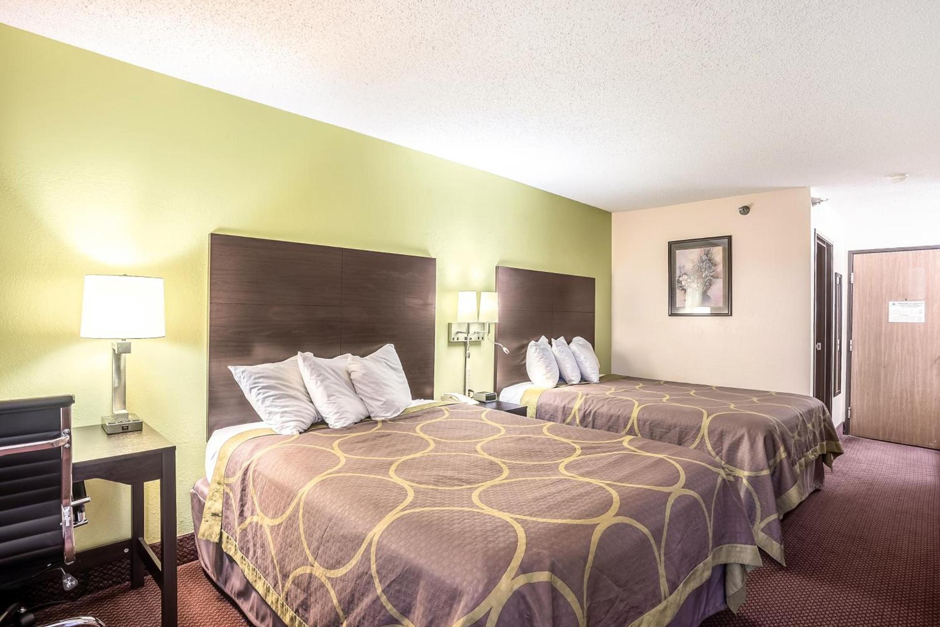Super 8 by Wyndham Galesburg photo 2