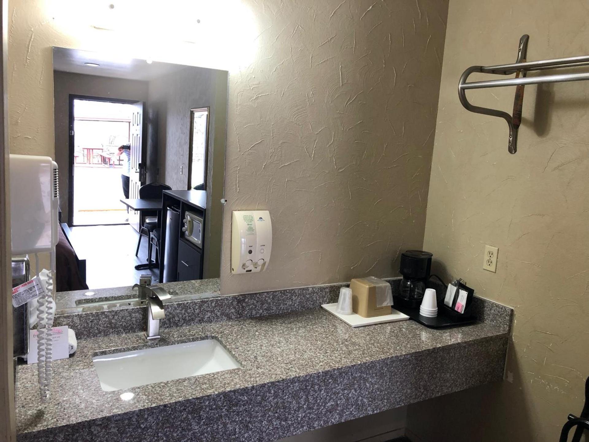 Americas Best Value Inn - Legend's Inn photo 40