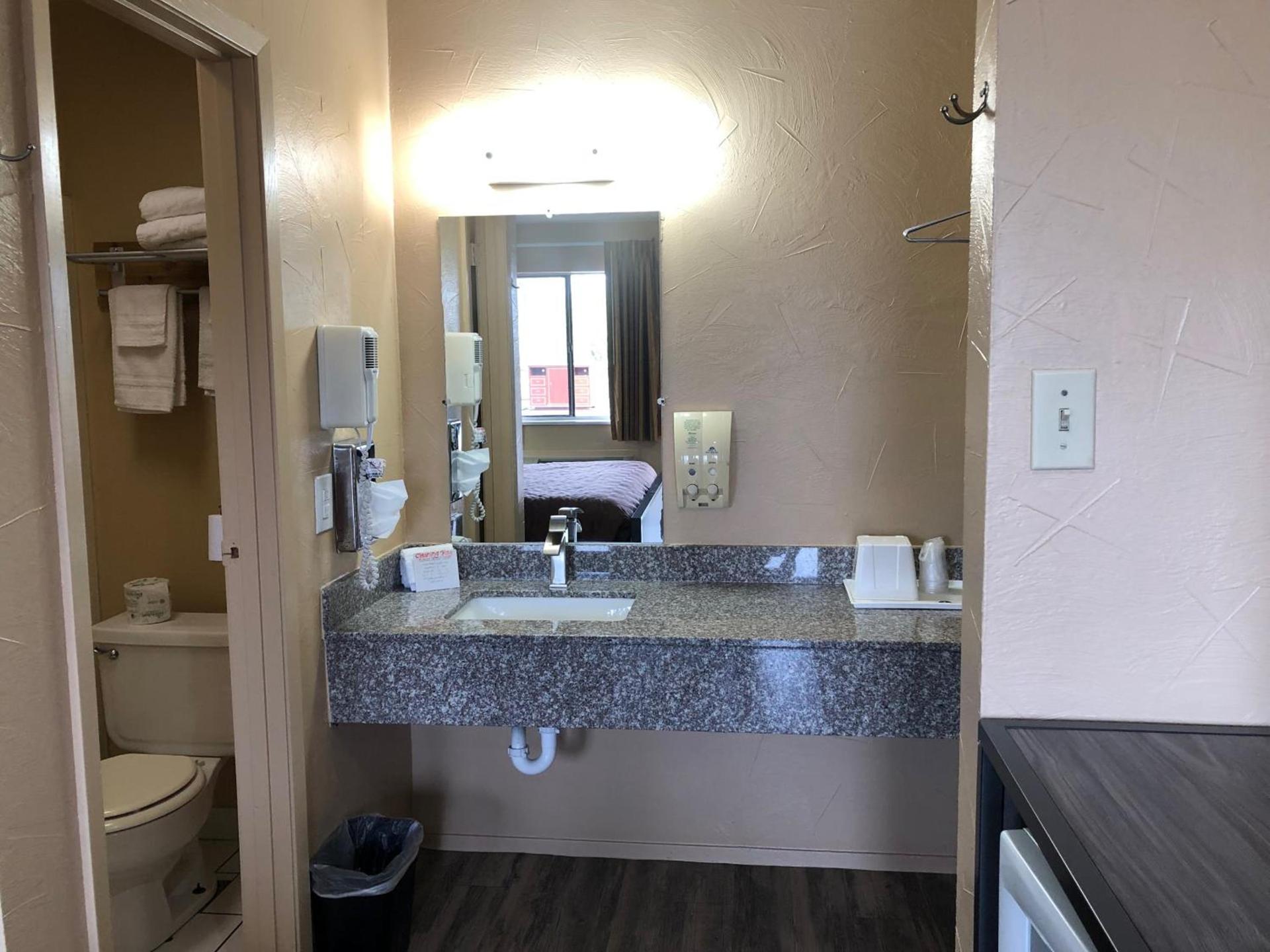 Americas Best Value Inn - Legend's Inn photo 43