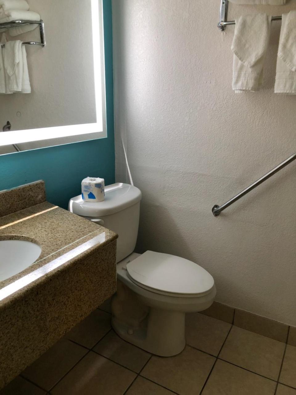 Howard Johnson by Wyndham Winter Haven FL photo 28