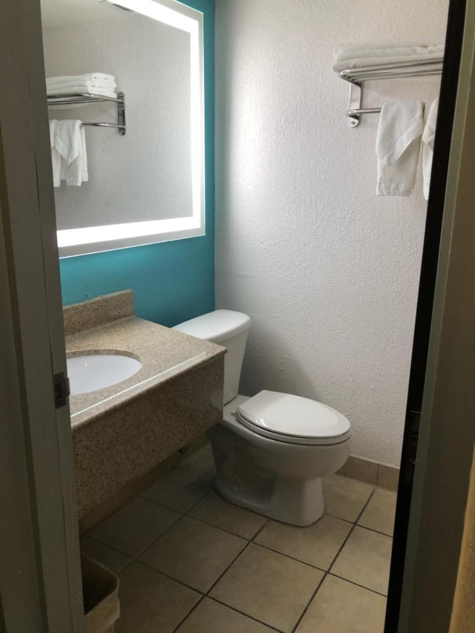 Howard Johnson by Wyndham Winter Haven FL photo 18
