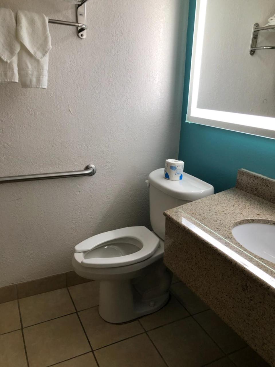 Howard Johnson by Wyndham Winter Haven FL photo 14