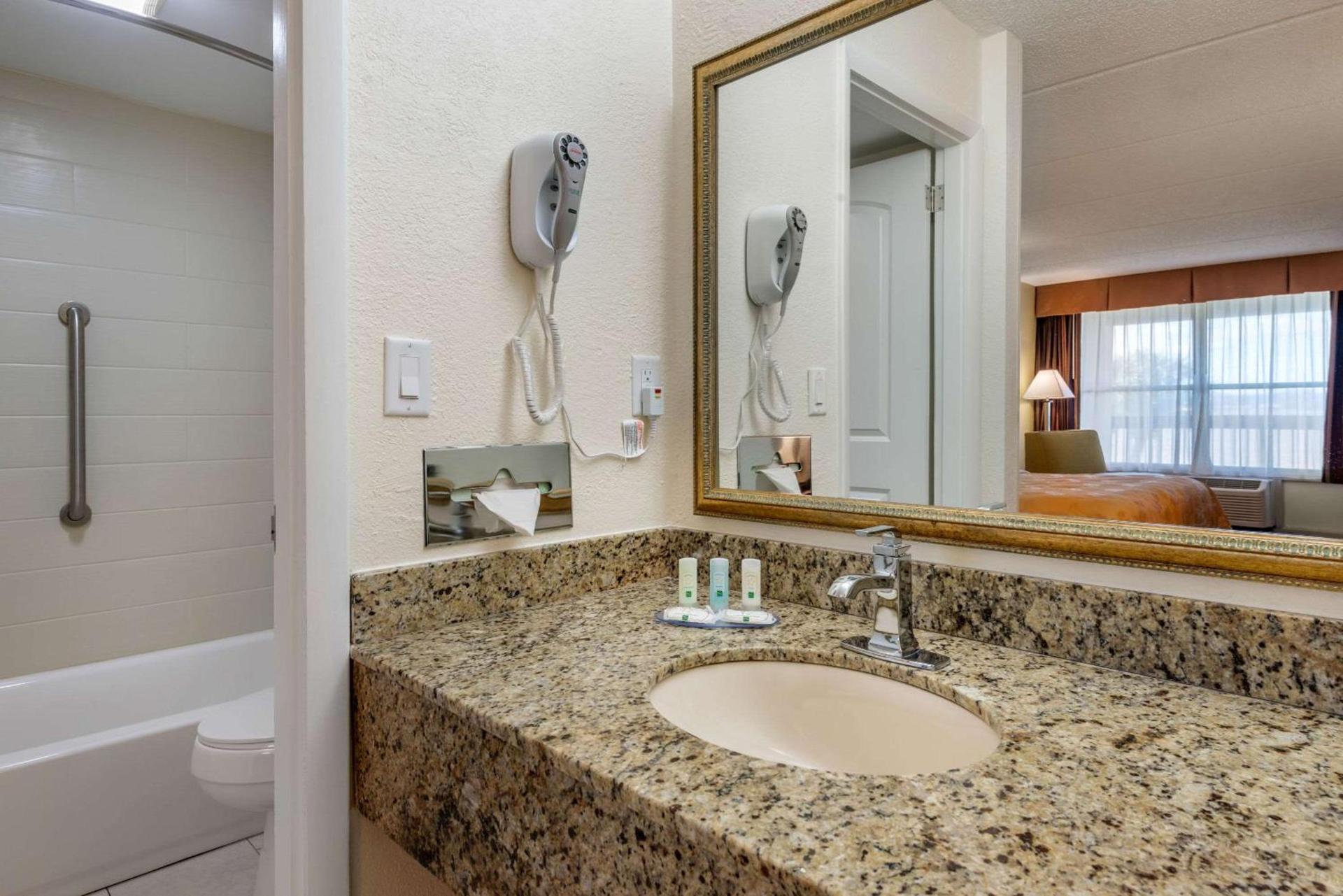 Quality Inn and Suites Palatka Riverfront photo 9