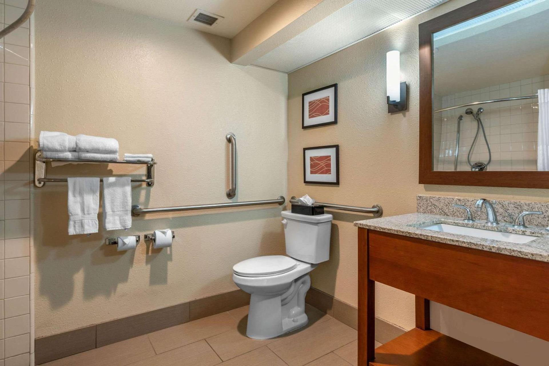 Comfort Inn & Suites Sacramento - University Area photo 3