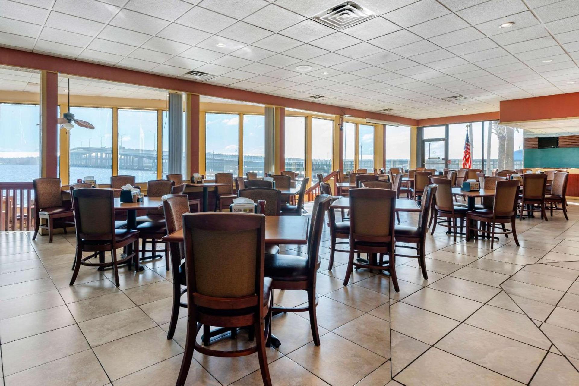 Quality Inn and Suites Palatka Riverfront photo 29