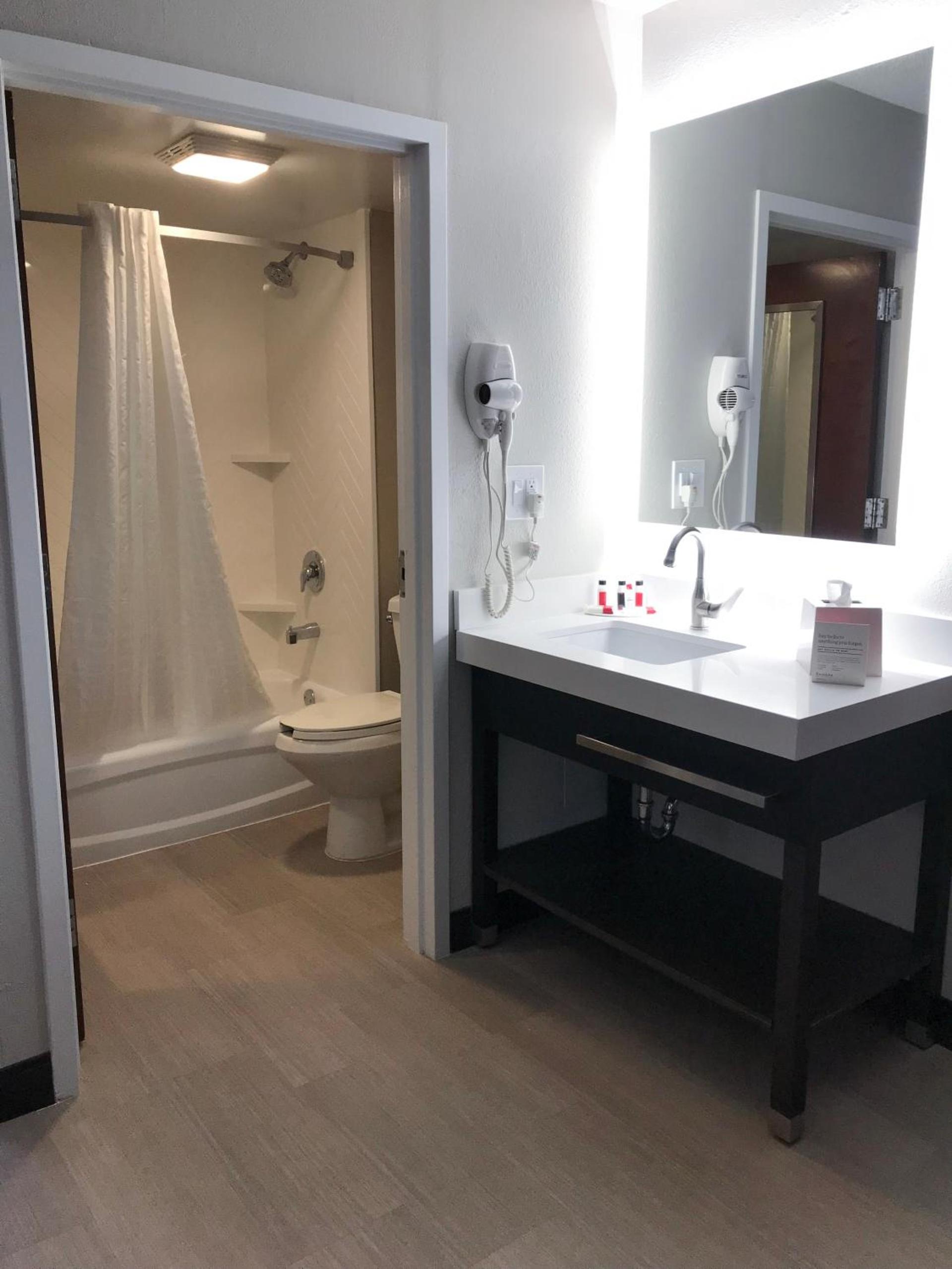 Ramada by Wyndham Suites Orlando Airport- Free Airport Shuttle photo 14