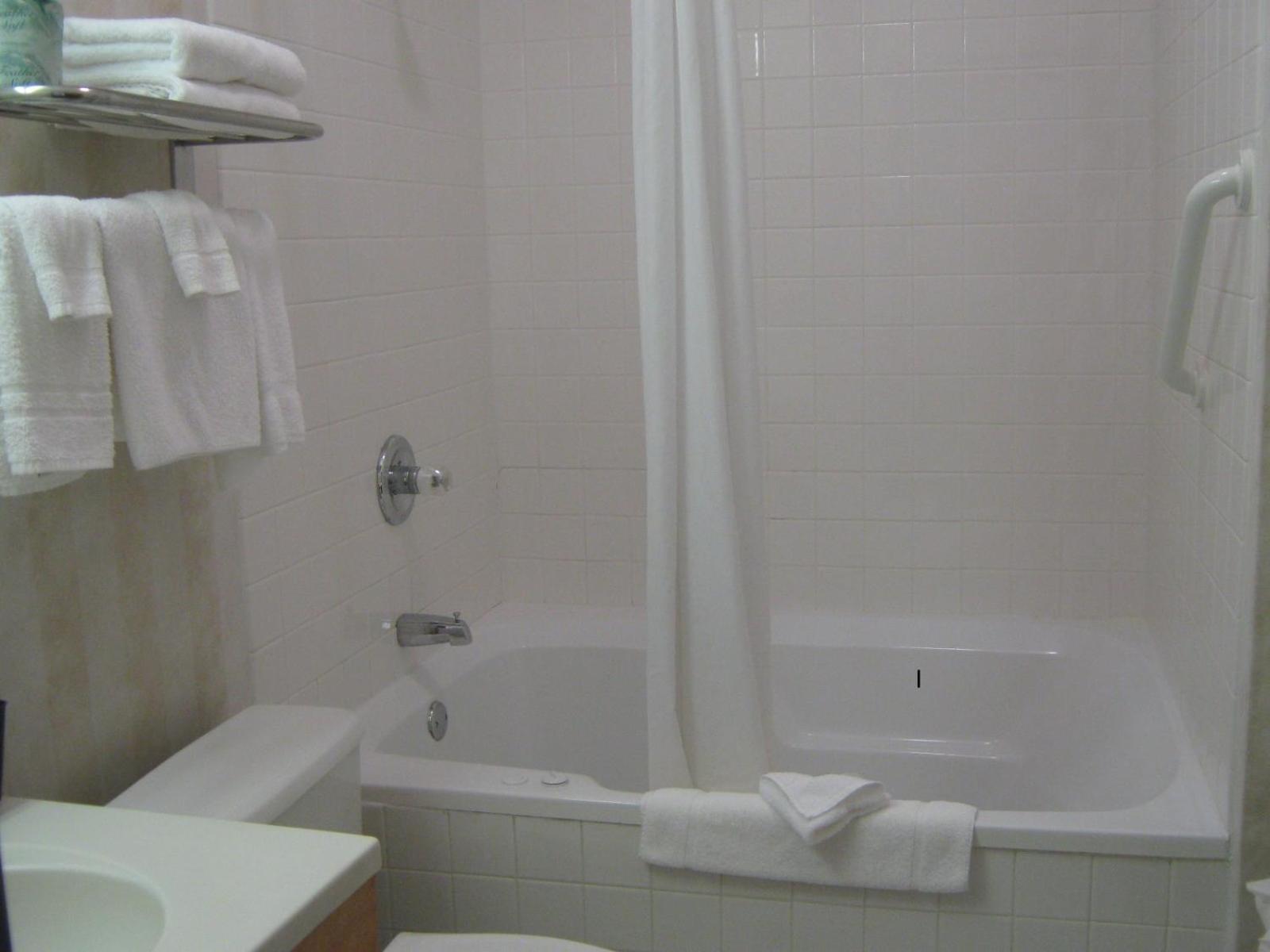 Super 8 by Wyndham Ottawa Starved Rock photo 22