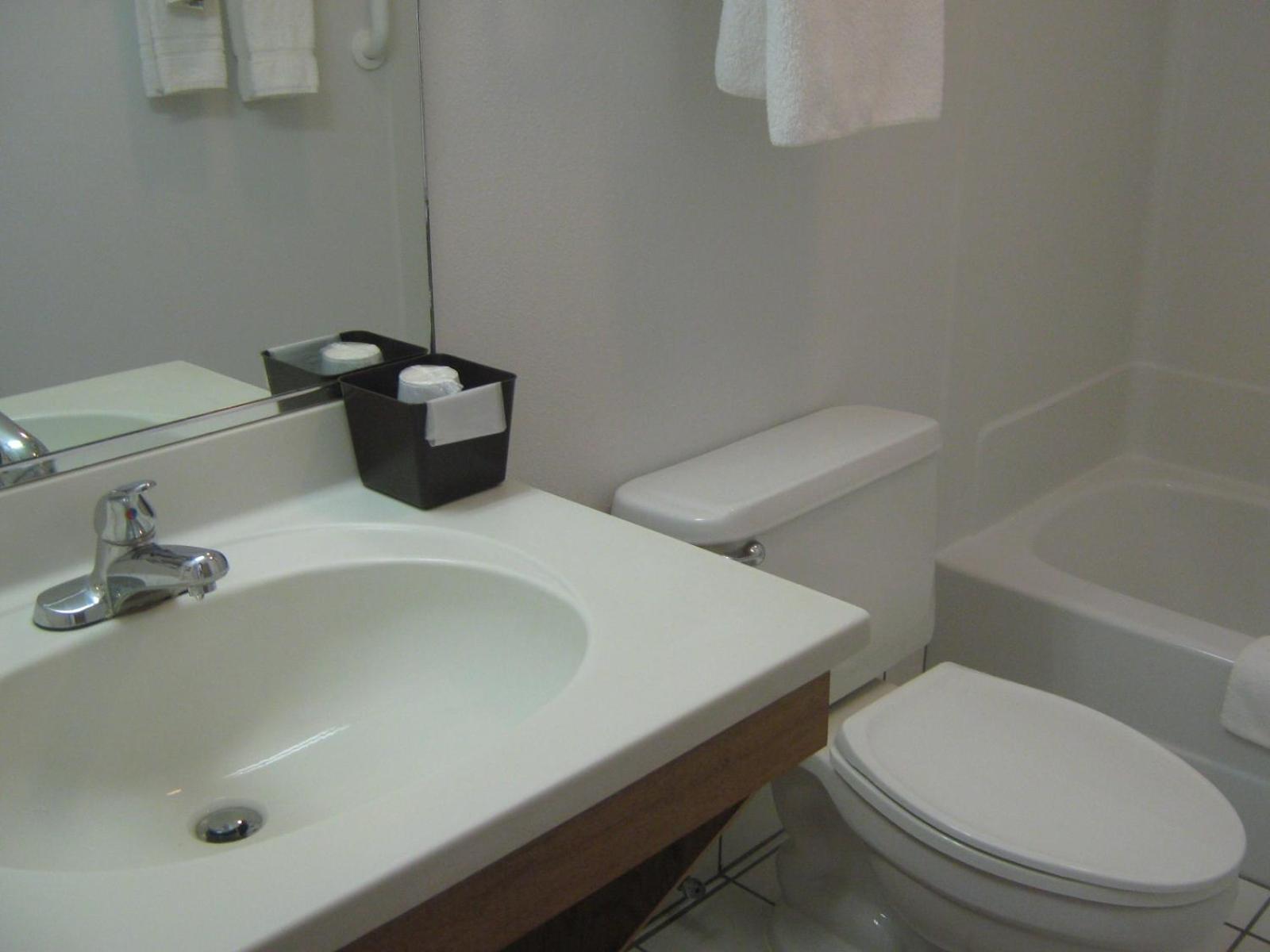 Super 8 by Wyndham Ottawa Starved Rock photo 31