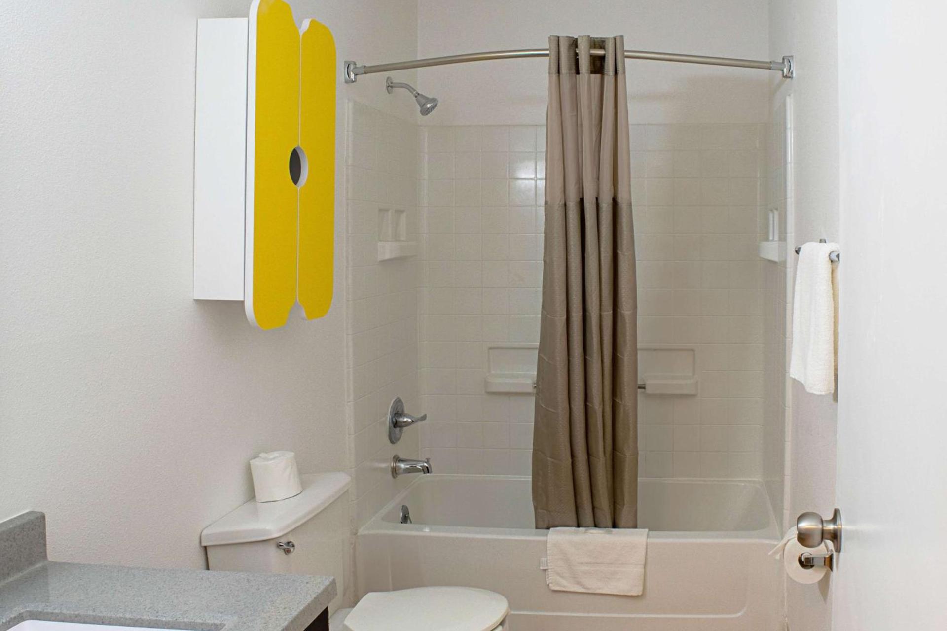 Studio Lodge - Cincinnati - Springdale photo 12