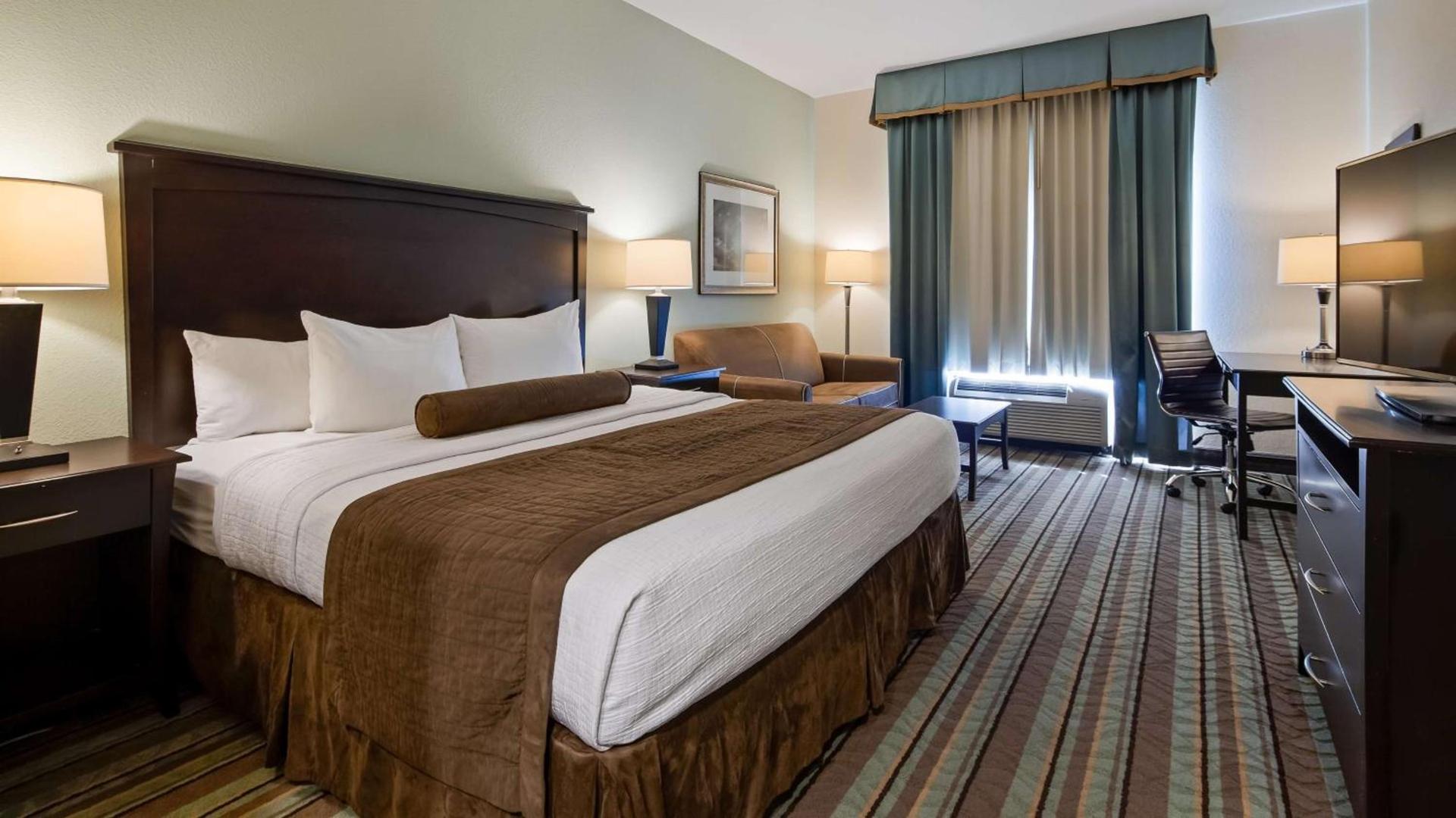 Best Western Plus Chain of Lakes Inn & Suites photo 6