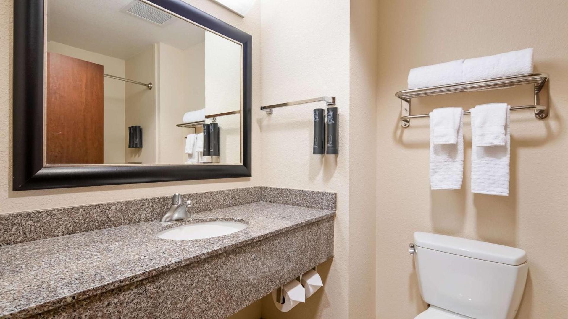 Best Western Plus Chain of Lakes Inn & Suites photo 27