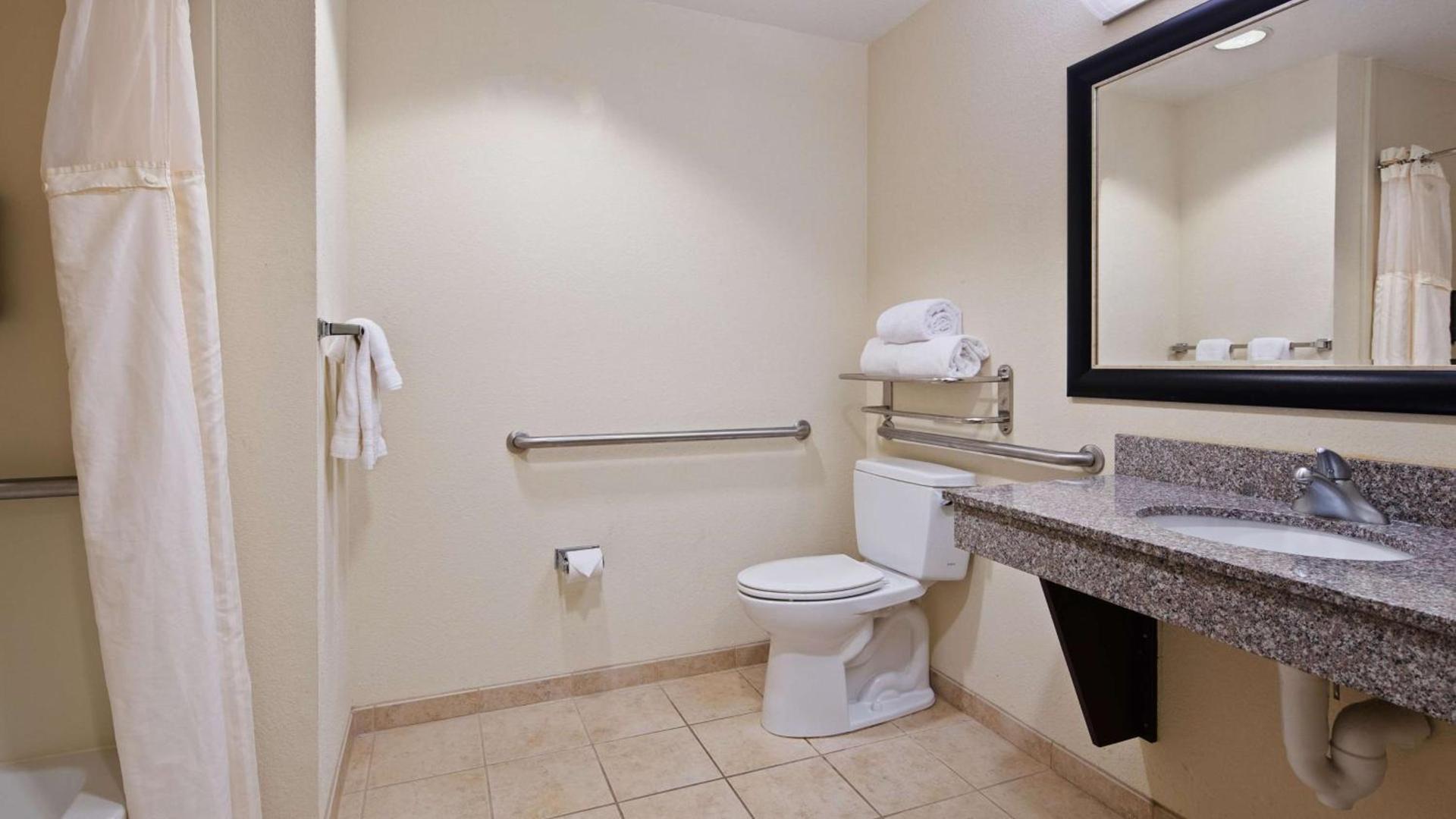 Best Western Plus Chain of Lakes Inn & Suites photo 25
