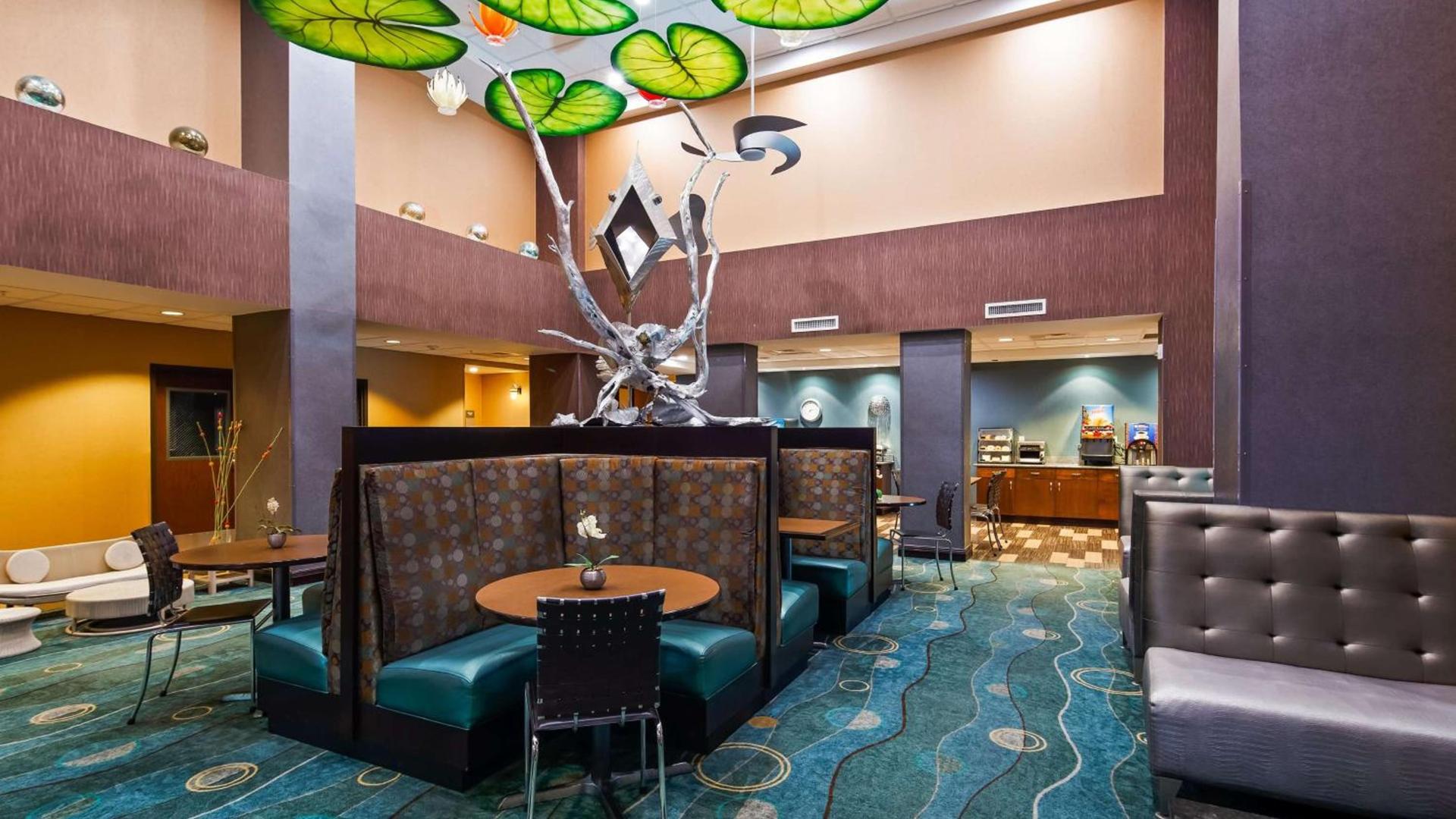 Best Western Plus Chain of Lakes Inn & Suites photo 10