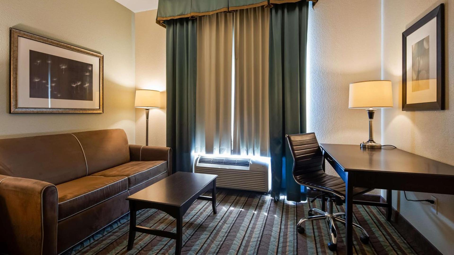 Best Western Plus Chain of Lakes Inn & Suites photo 18