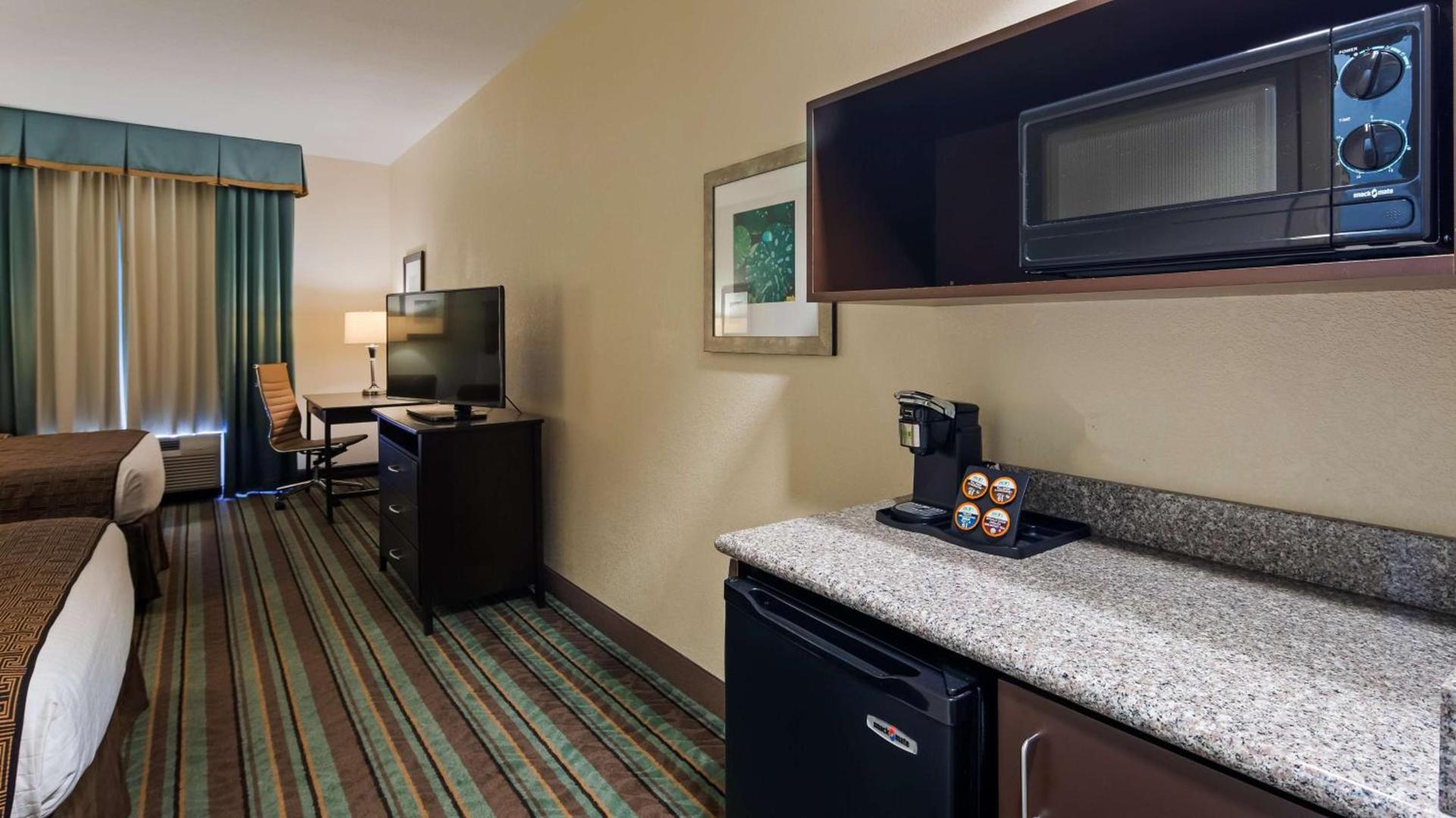 Best Western Plus Chain of Lakes Inn & Suites photo 22