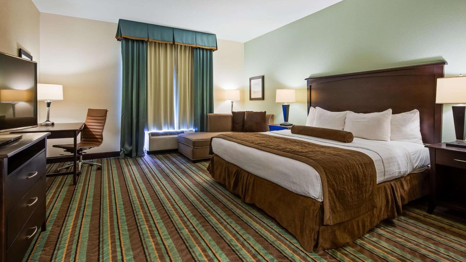 Best Western Plus Chain of Lakes Inn & Suites photo 5