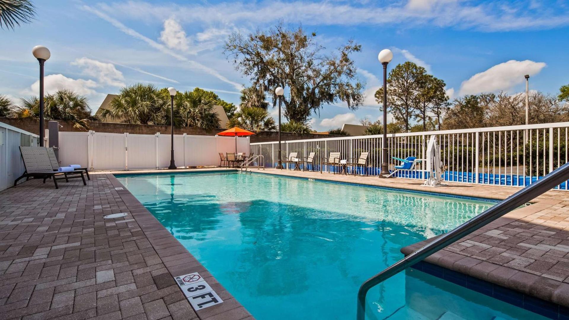 Best Western Plus Chain of Lakes Inn & Suites photo 2
